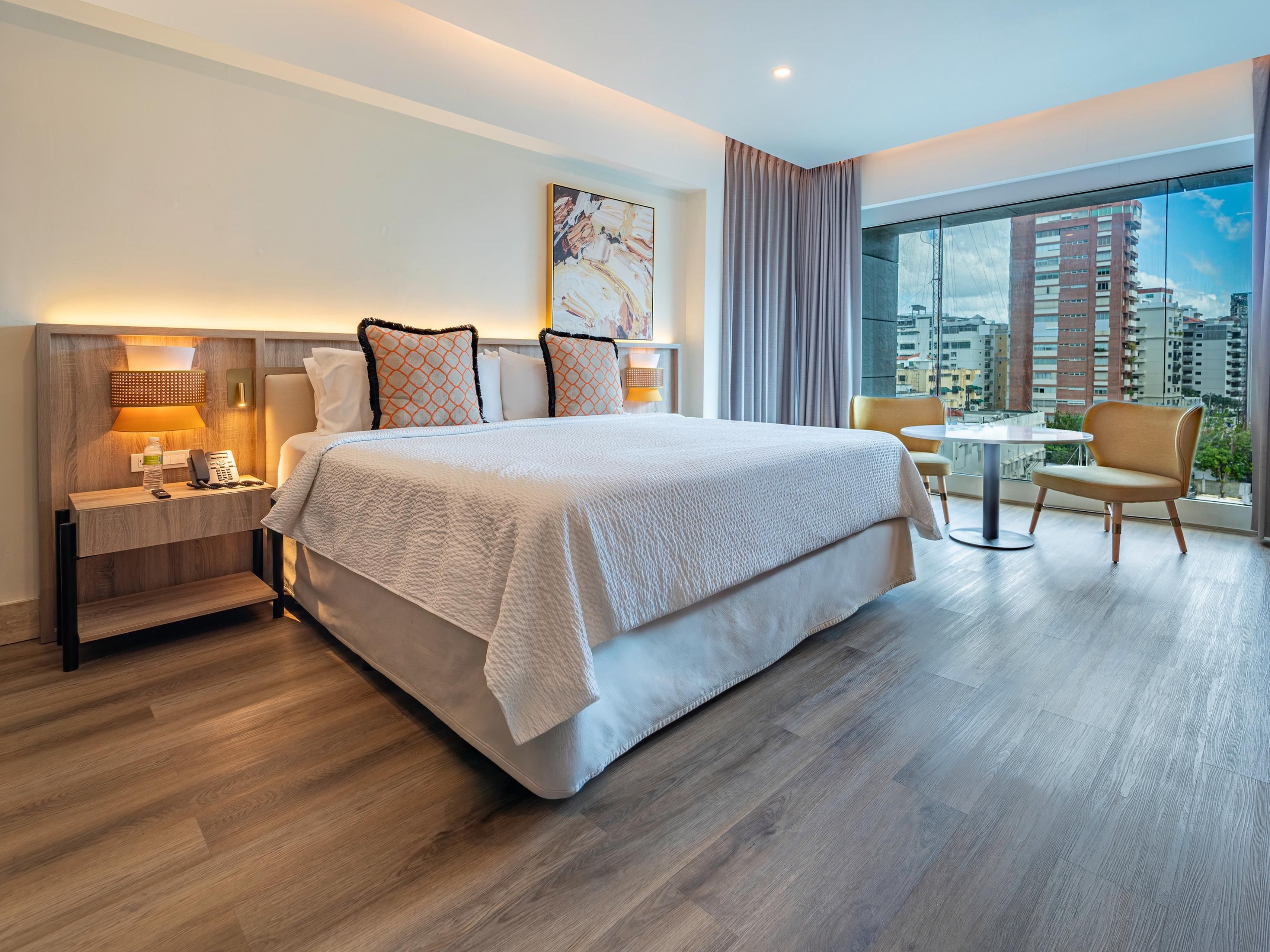 Heading to the Bad Bunny concert? Holiday Inn Santo Domingo has a special rate for you: stay for 2 or 3 guests, welcome cocktail, breakfast included, late check-out, and an exclusive after-party with a custom menu at the bar. Valid from November 21 to 23.