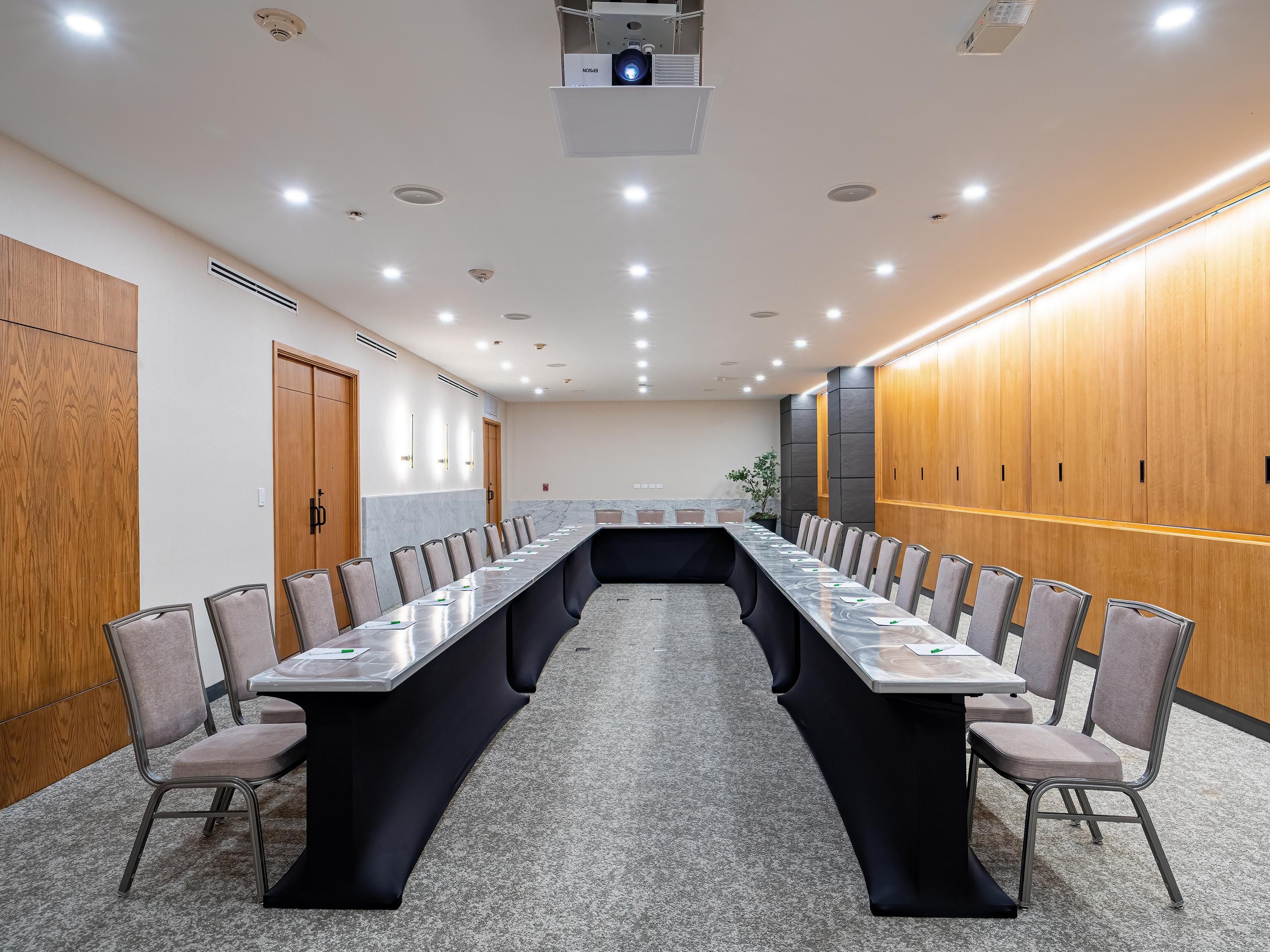 En nuestros seis espacios con lugar para hasta 250 asistentes, puedes realizar reuniones empresariales y eventos sociales. Contamos con equipo, aire acondicionado, Wi-Fi gratis y servicios de catering personalizados; convertimos las juntas en encuentros únicos y las reuniones sencillas en eventos espectaculares.