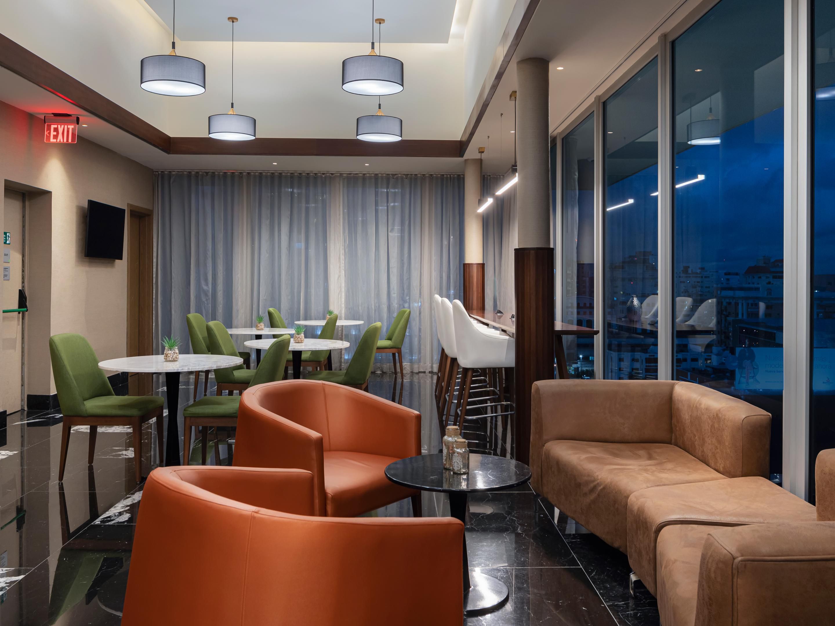 Enjoy exclusive privileges in the City View Executive Lounge at Holiday Inn Santo Domingo. Relax in a sophisticated environment and admire the stunning views of the city. As a guest on our executive floor, you will have access to snacks, national and international drinks, from 6:30 PM to 9:30 PM. Rest in style and elevated comfort.