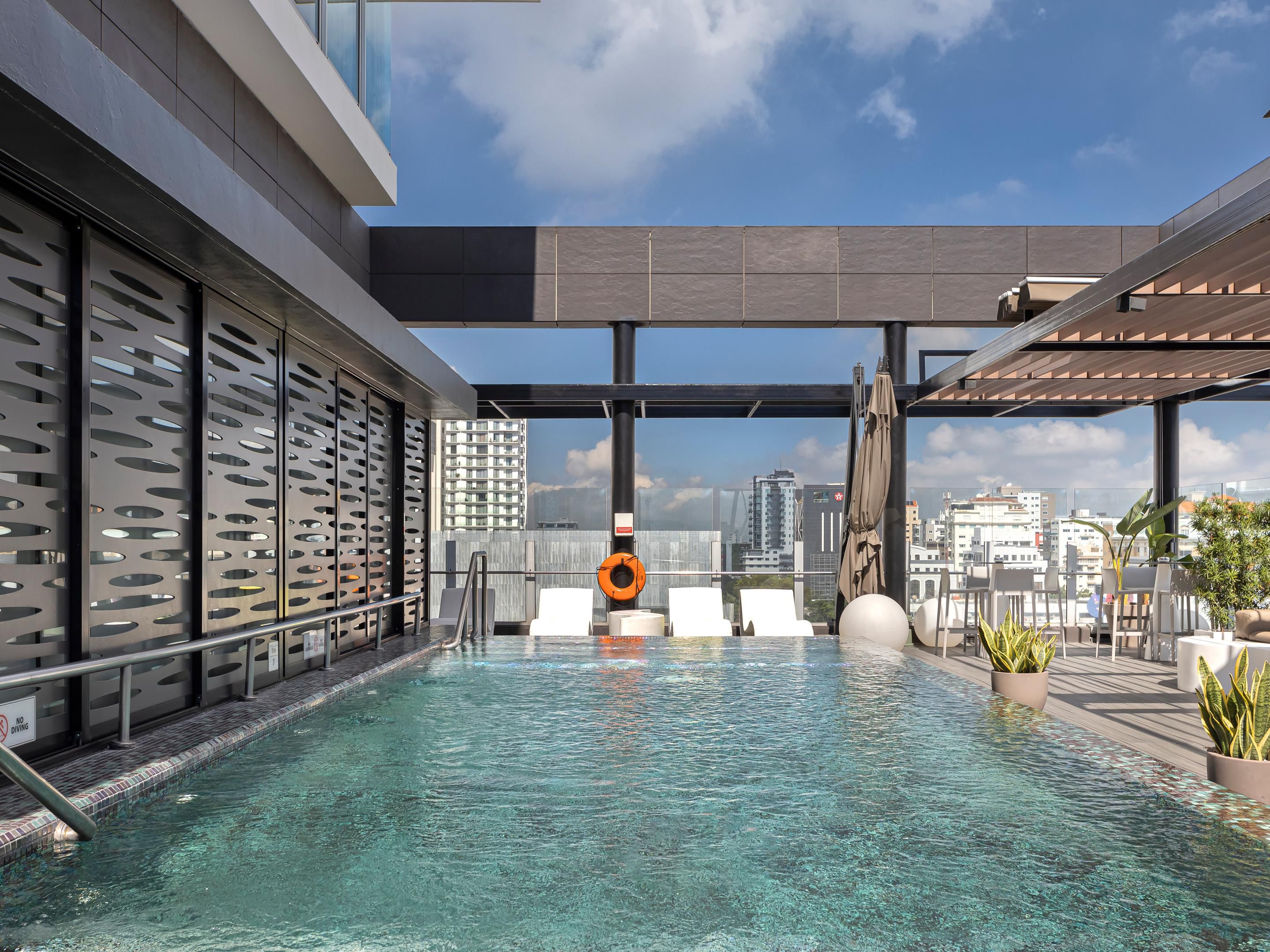 Con su diseño espacioso y cómodos mobiliarios, la piscina en la terraza ofrece espacio para que los huéspedes descansen, naden y se deleiten bajo el sol de Santo Domingo. Siéntese y disfrute de las vistas panorámicas de la ciudad mientras saborea una bebida y un bocado en nuestro bar de la piscina.