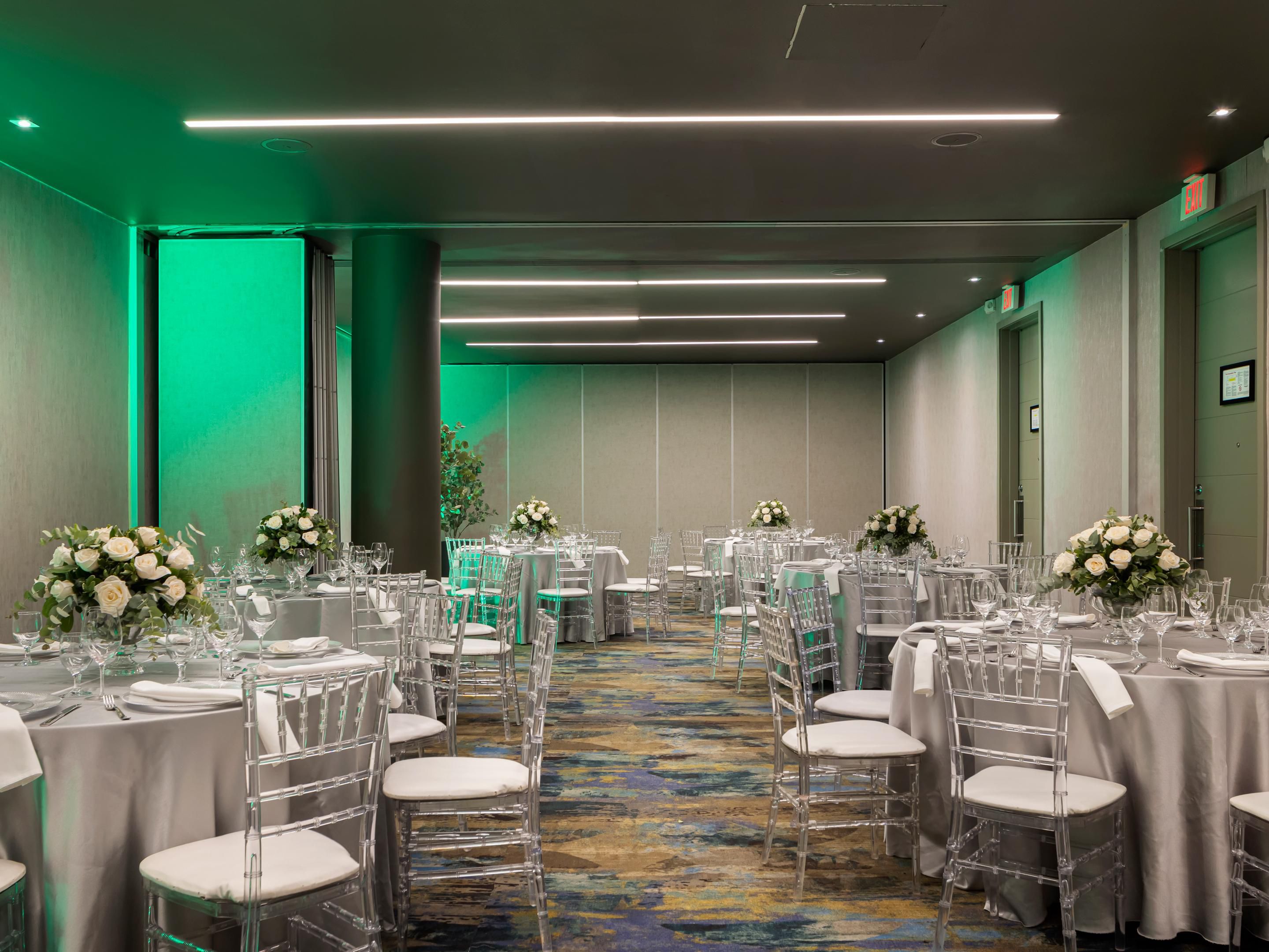 Ya sea una íntima ceremonia o una gran celebración, nuestro hotel ofrece espacios flexibles y elegantes para su boda. Desde reuniones íntimas hasta grandes banquetes, nuestros versátiles espacios pueden acomodar de 14 a 250 invitados con comodidad y estilo. Descubra la belleza de nuestro espacio con un tour virtual aquí.