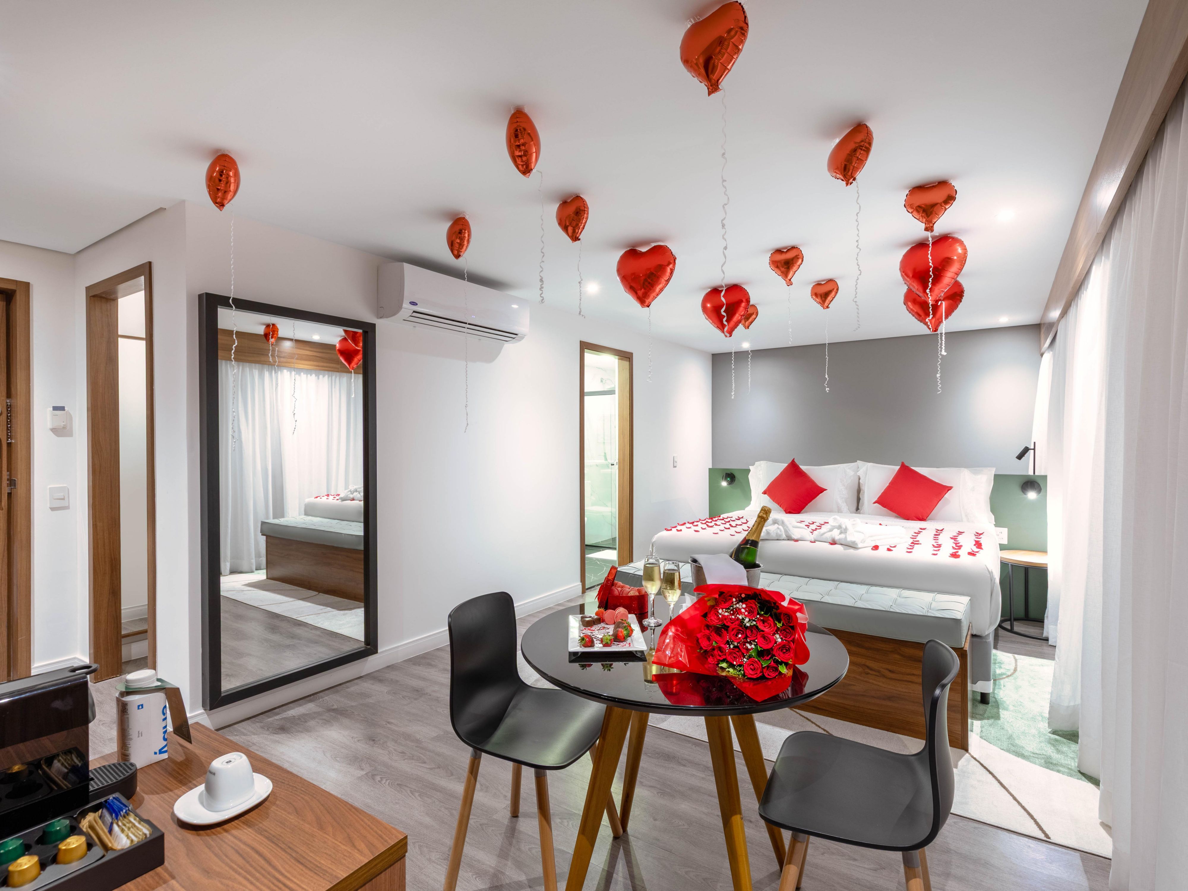 On this Dia dos Namorados, enjoy a special stay and dinner to celebrate love for two.
Package Includes, one night stay for 2 people, a bottle of sparkling wine, chef's treat, breakfast for two (served in the room or restaurant), parking for up to one vehicle and extended check-out until 6 PM. It´s time to create unforgettable moments