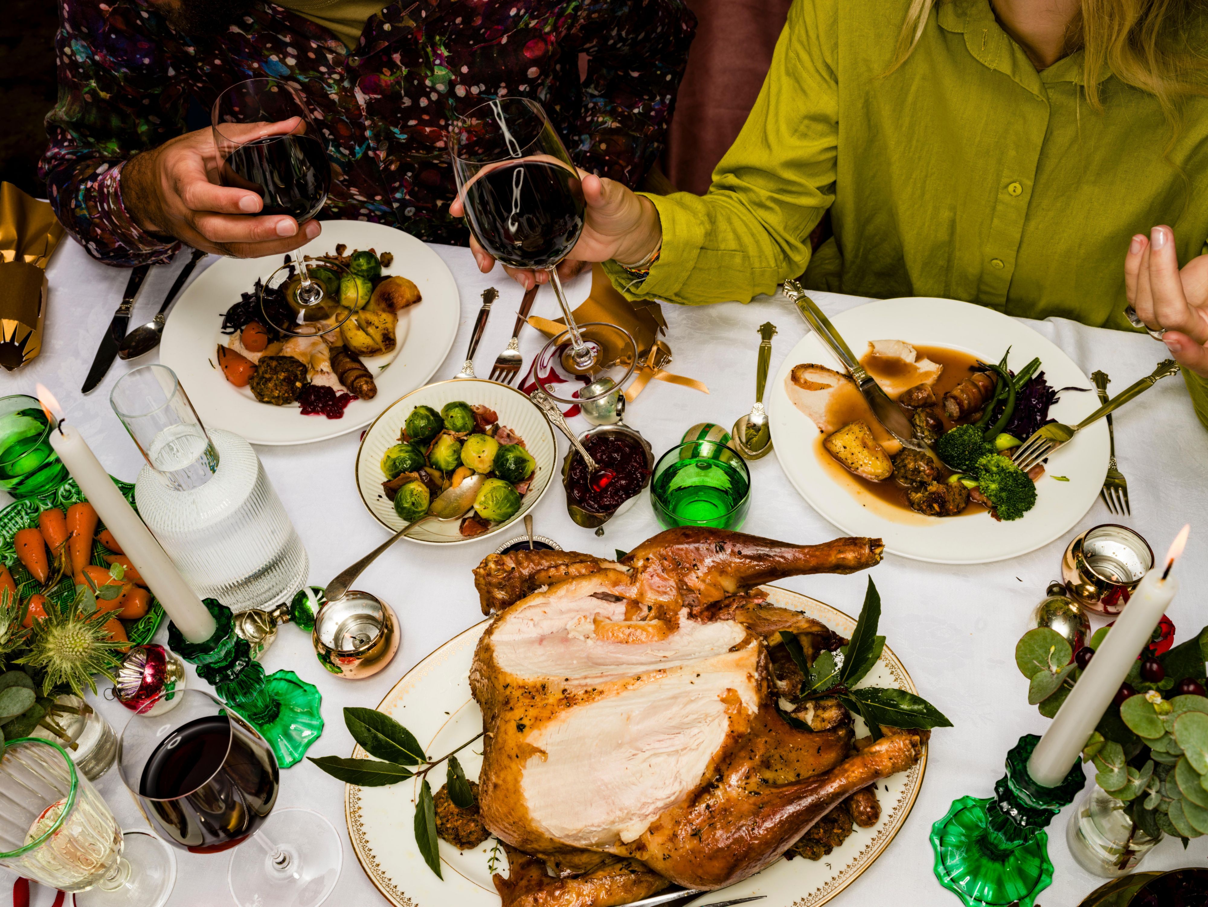 Leve para casa os sabores tradicionais do Natal com a Ceia especial do Holiday Inn! Escolha entre Lombo Recheado com Farofa de Nozes ou Tender ao Molho Cumberland, ambos acompanhados de Arroz Natalino, Salada Waldorf e Farofa com Frutas. Para adoçar, o clássico Pudim de Leite do Camauê. Retire seu pedido até as 15h do dia 24/12