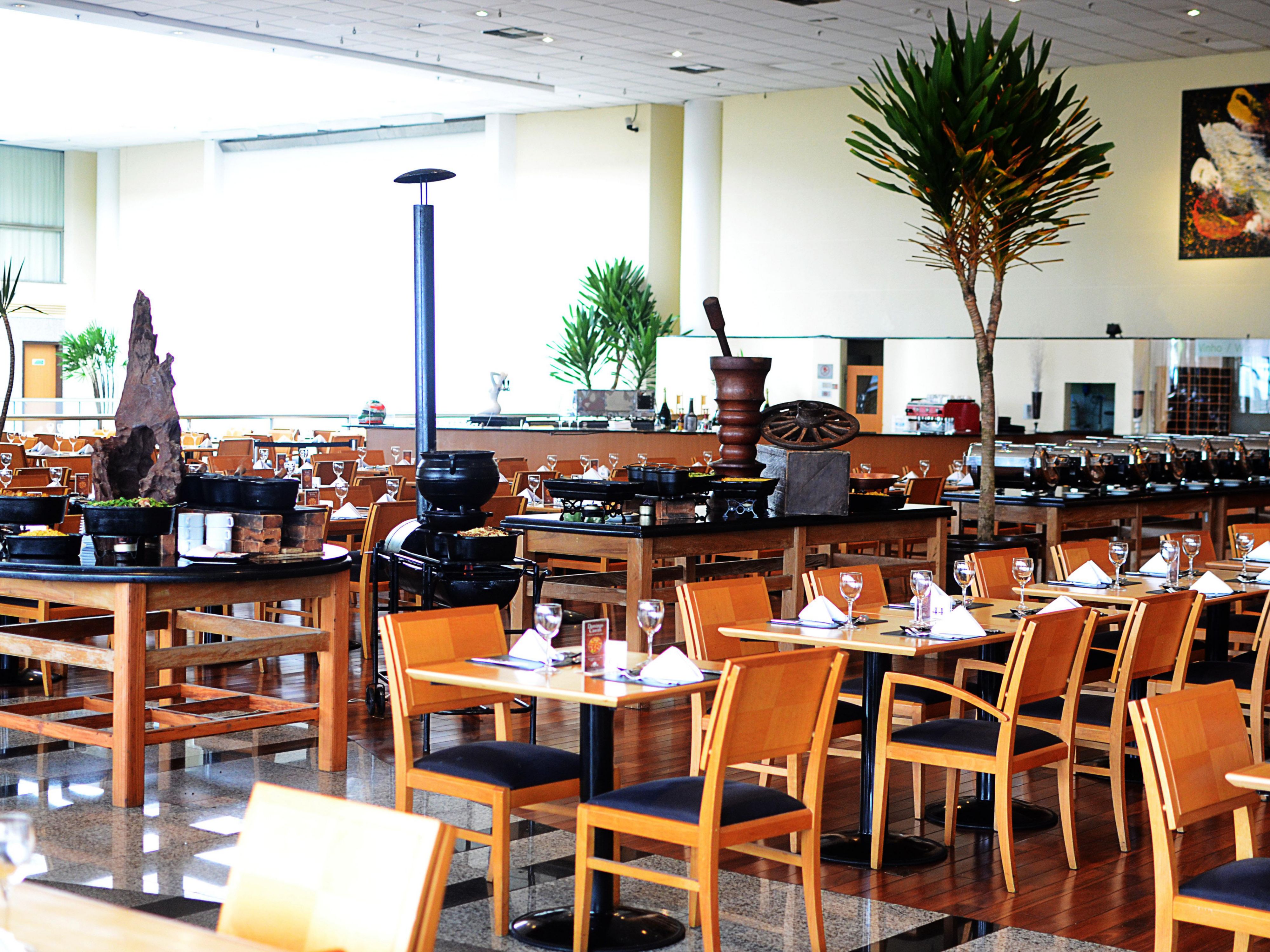 Dining at our Sao Paulo hotel is a delight with options for every taste. Camauê Restaurant, seating up to 250 guests, offers a buffet and à la carte menu featuring Brazilian and international cuisine. Unwind at Bar du Hotel with a refreshing drink and tasty snacks, including sandwiches and appetizers, perfect for a relaxed evening.
