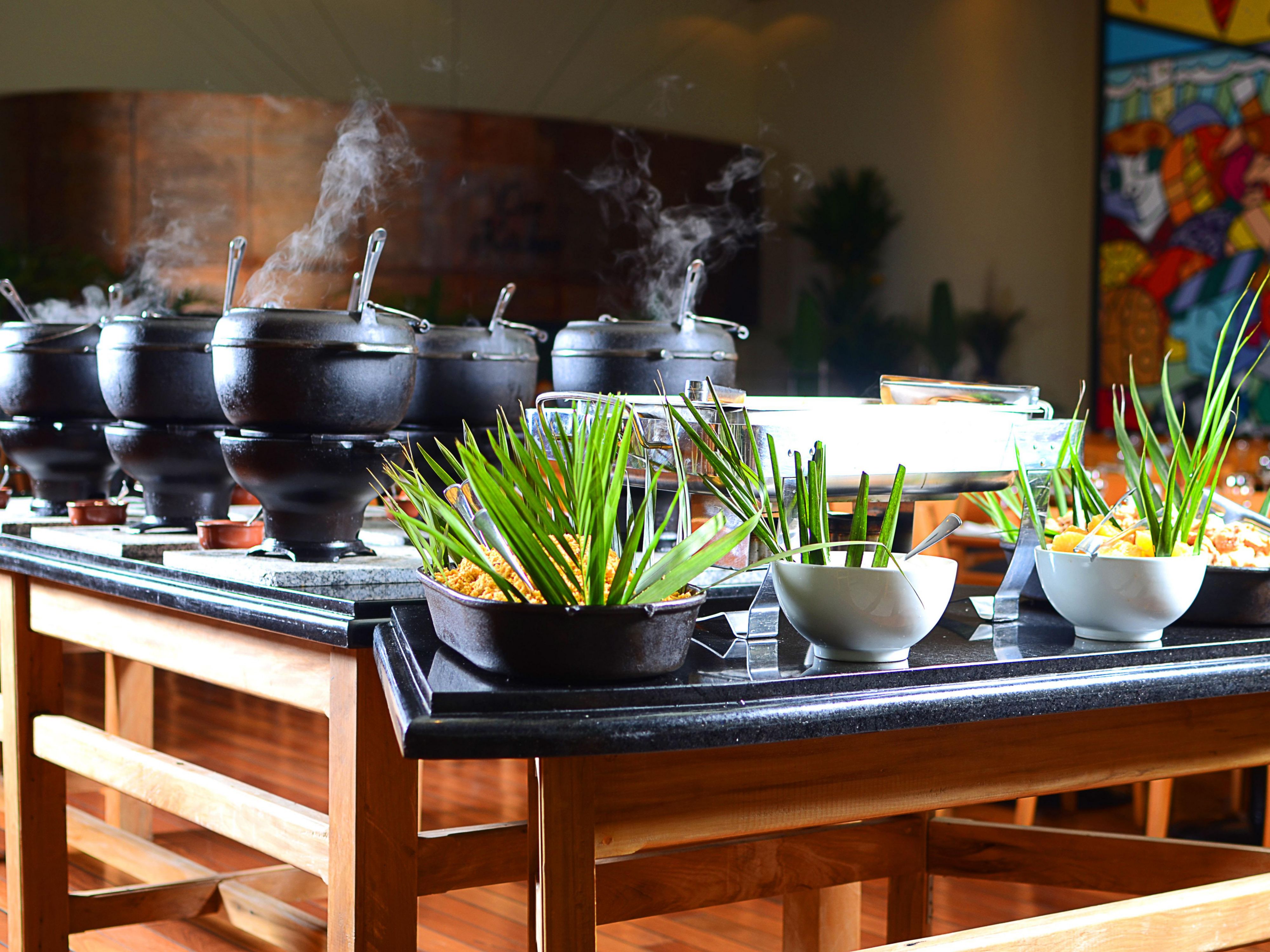 Inscreva-se a nós no Restaurante Camauê para uma deliciosa experiência culinária! Todos os sábados, delicie-se com a nossa tradicional e deliciosa feijoada, que reúne os melhores ingredientes locais. Reúna-se com amigos e familiares para saborear este prato adorado em um ambiente calorosa e convidativo. Não perca esta chance semanal. 