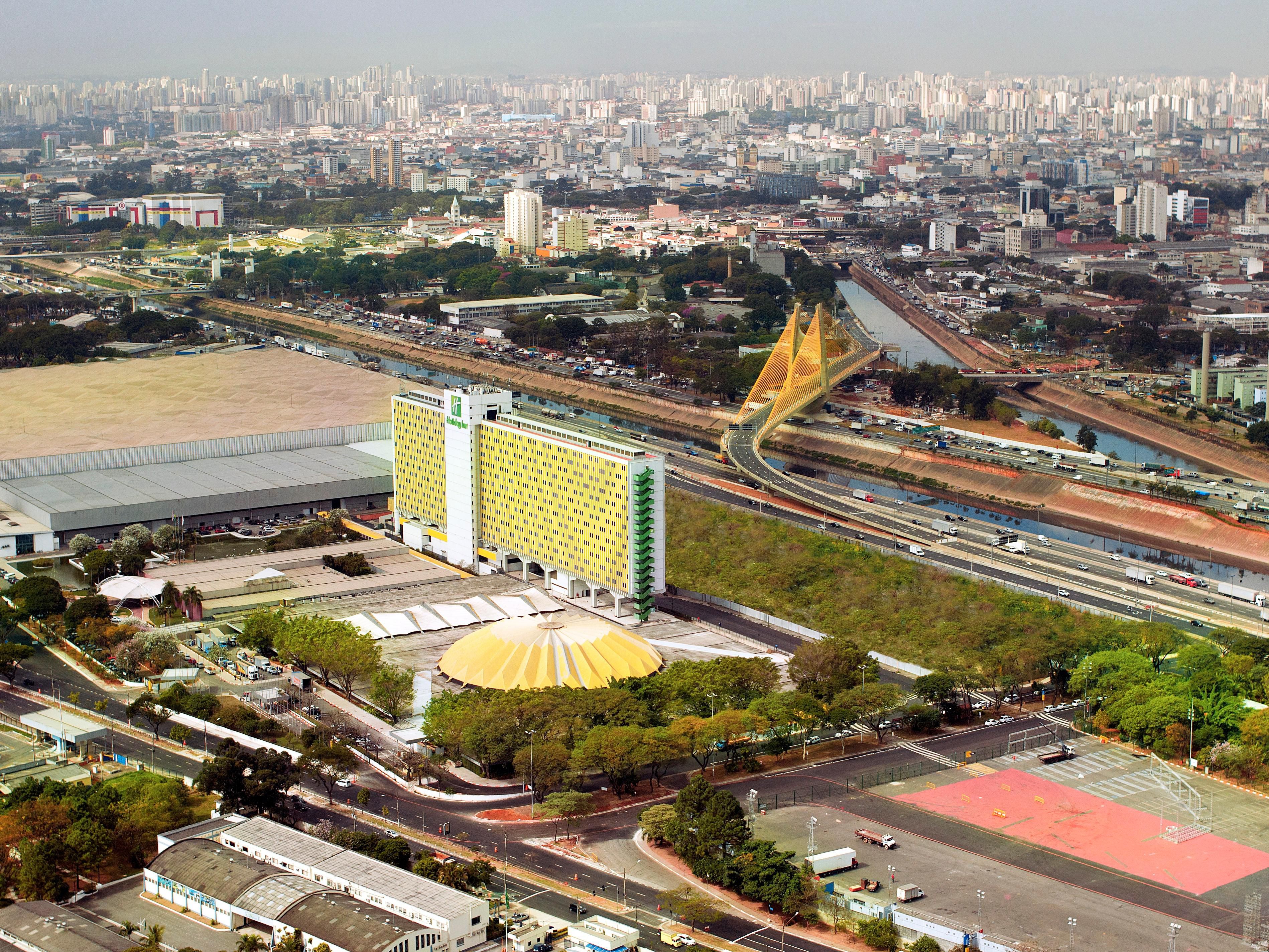 In the heart of São Paulo’s North Zone, our unbeatable location gives easy access to the best of São Paulo! Next to Anhembi Convention Center and Sambadrome, we are close to Campo de Marte Airport and minutes from downtown São Paulo, Allianz Parque Stadium, Center Norte Mall, and the Center Norte Exposition Center.
