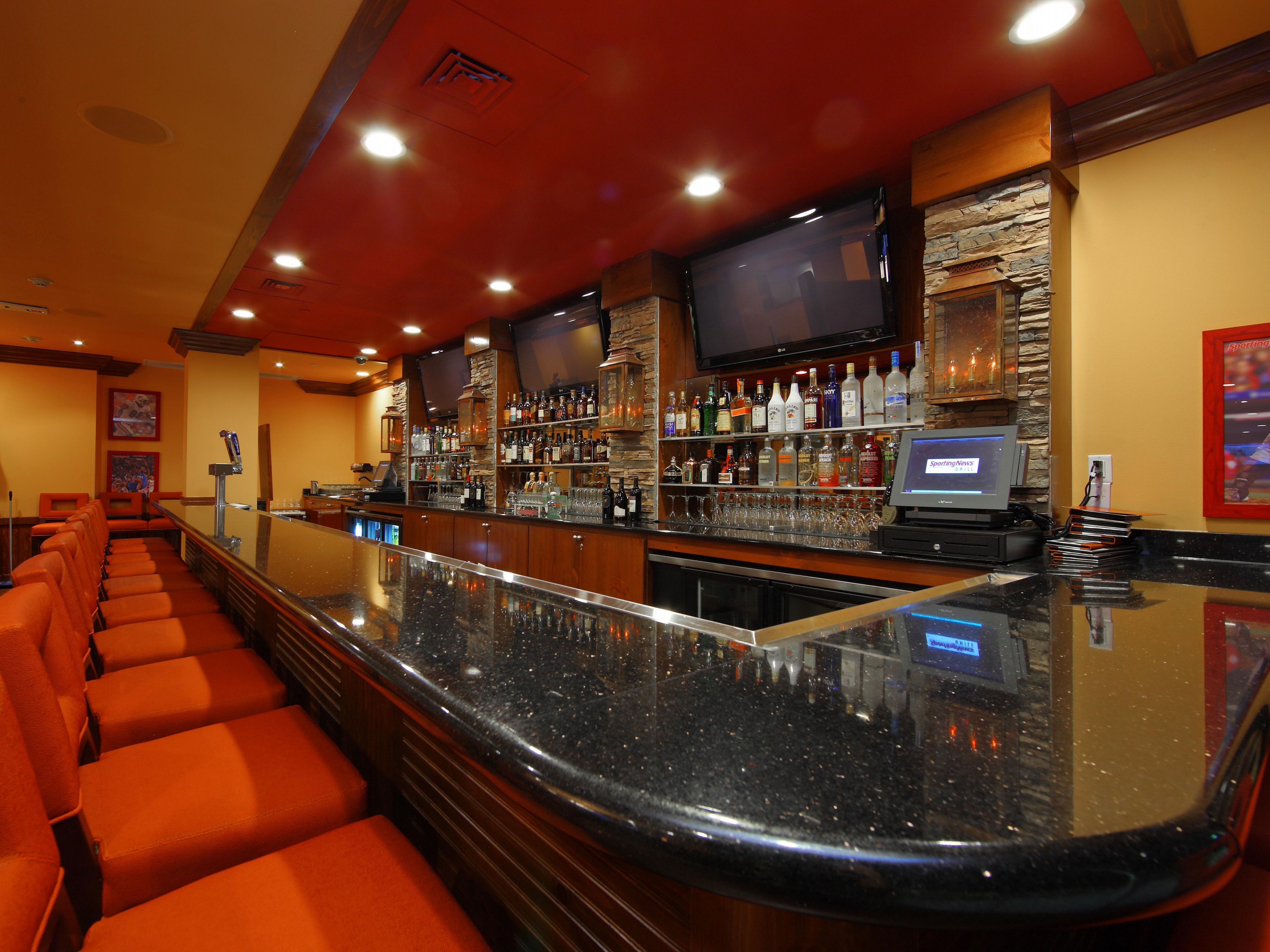 Delicious dining, a wide selection of craft beer and cocktails, and a lively atmosphere are all located just down the hall from your room! Our on-site restaurant, Runway Grill, serves up pub-style classics with a chef inspired twist, along with a large selection of craft beer, cocktails, and other drinks.
