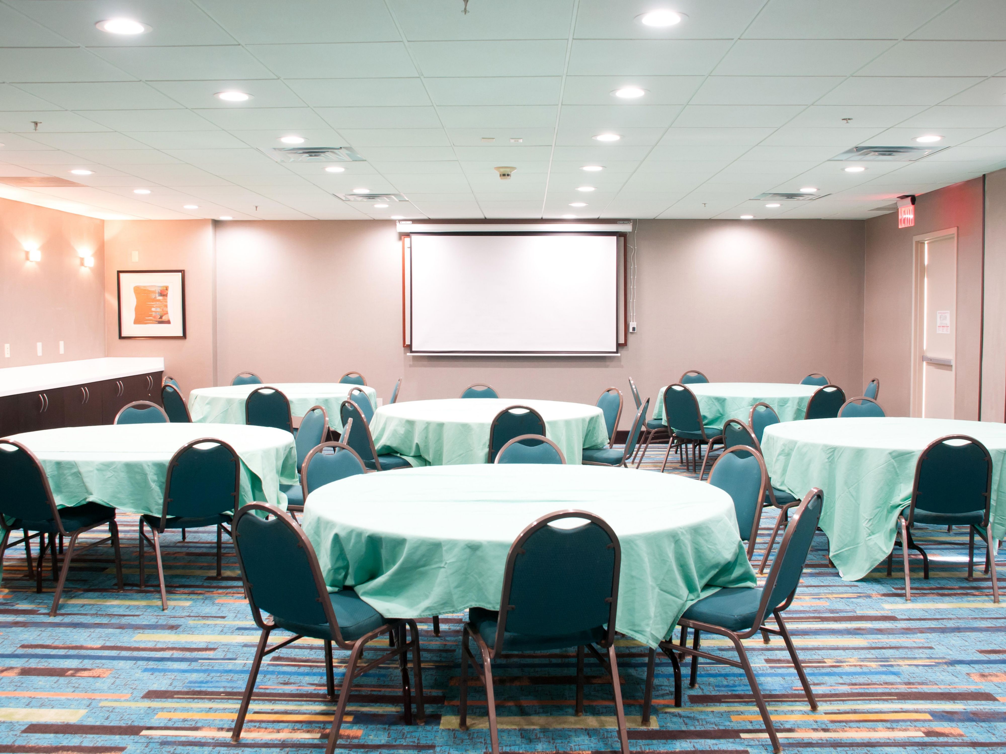 Plan meetings and gatherings in our intimate event venue in Savannah. The Holiday Inn Savannah S - I-95 Gateway offers 1,000 square feet of flexible event space with audiovisual and catering menus. Perfect for small meetings, parties, and events, our contemporary space can accommodate up to 50 people.
