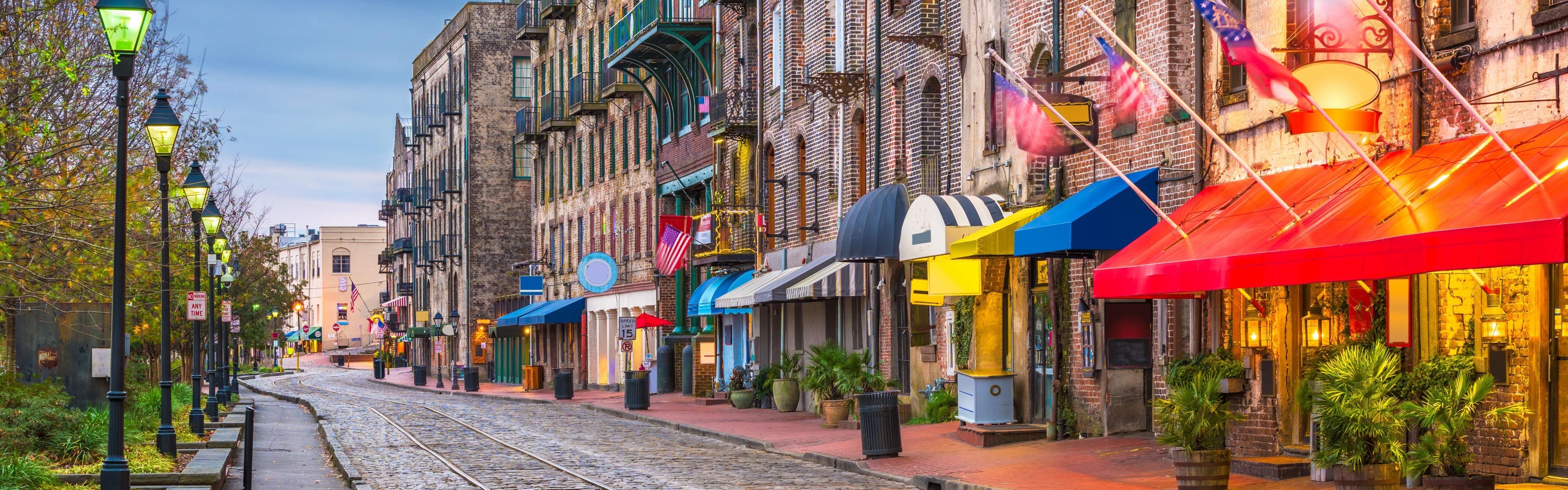 يقع River Street في سافانا، جورجيا على بعد 15 دقائق فقط من فندقنا