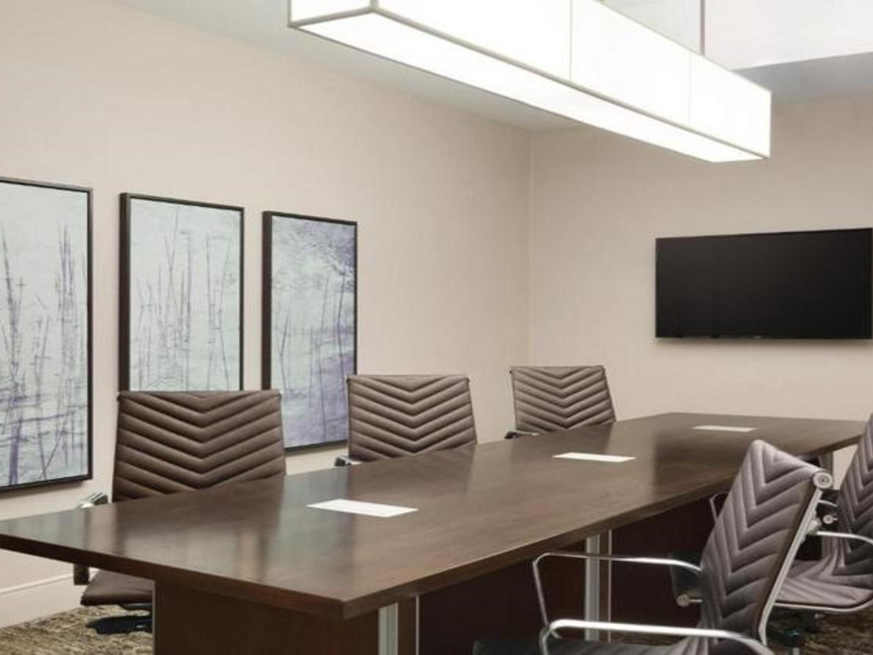 kamar konferensi kami menawarkan pengaturan yang nyaman untuk hingga 10 tamu, ideal untuk pertemuan bisnis dan pertemuan intim. Ruang ini memiliki meja ruang rapat yang luas dengan kursi ergonomis, dengan layar, televisi 50-inci, dan flip chart dengan kuda-kuda untuk mendukung semua kebutuhan presentasi Anda.