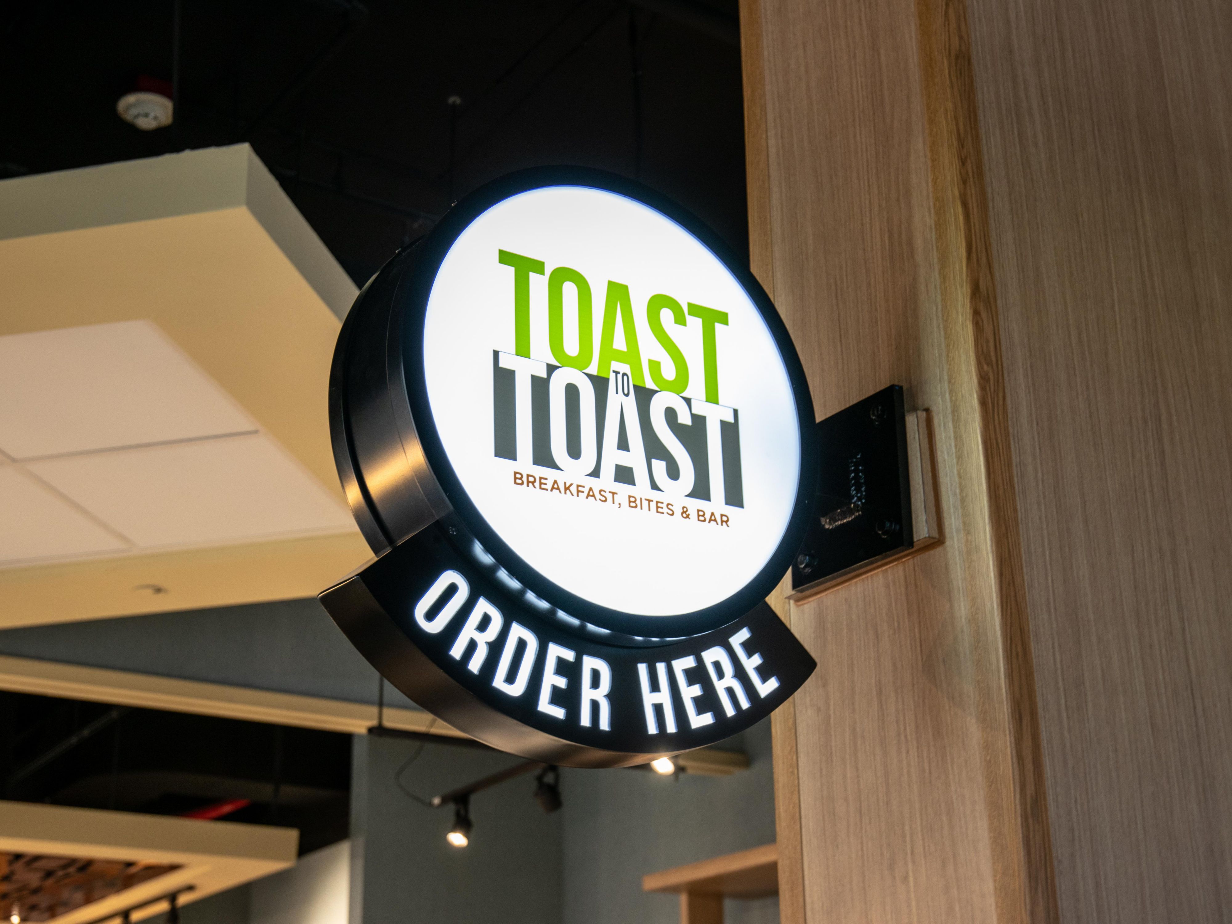 Experience our Toast to Toast restaurant at the Holiday Inn Downtown Seattle. Enjoy our breakfasts, sandwiches, and salads or end the day with a variety of beer sections on tap in the evenings.  

