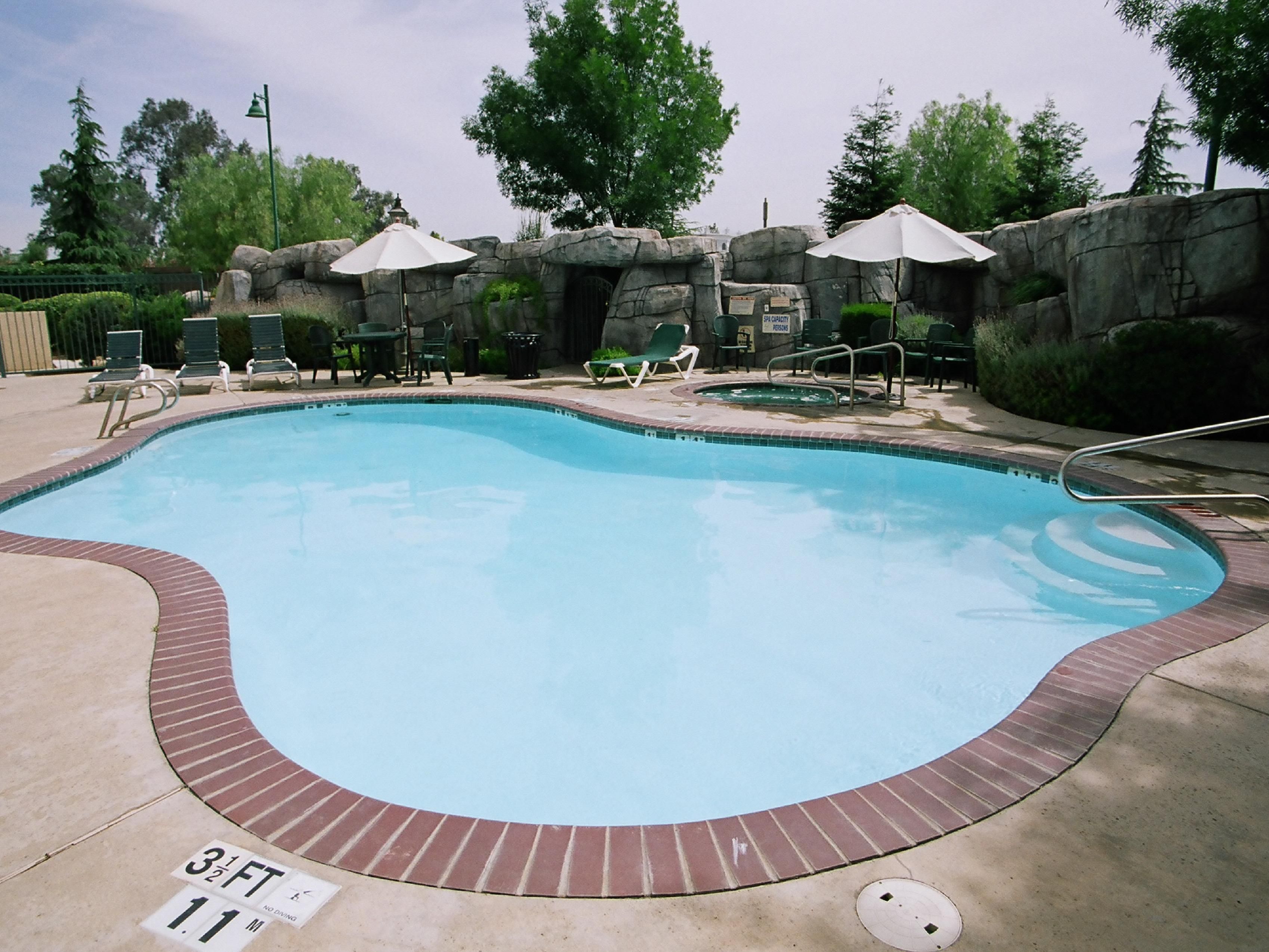 Enjoy our outdoor swimming pool during those sizzling hot summer days! Outdoor Pool Hours of Operation: 9:00 AM to 10:00 PM. Take a Dip! 