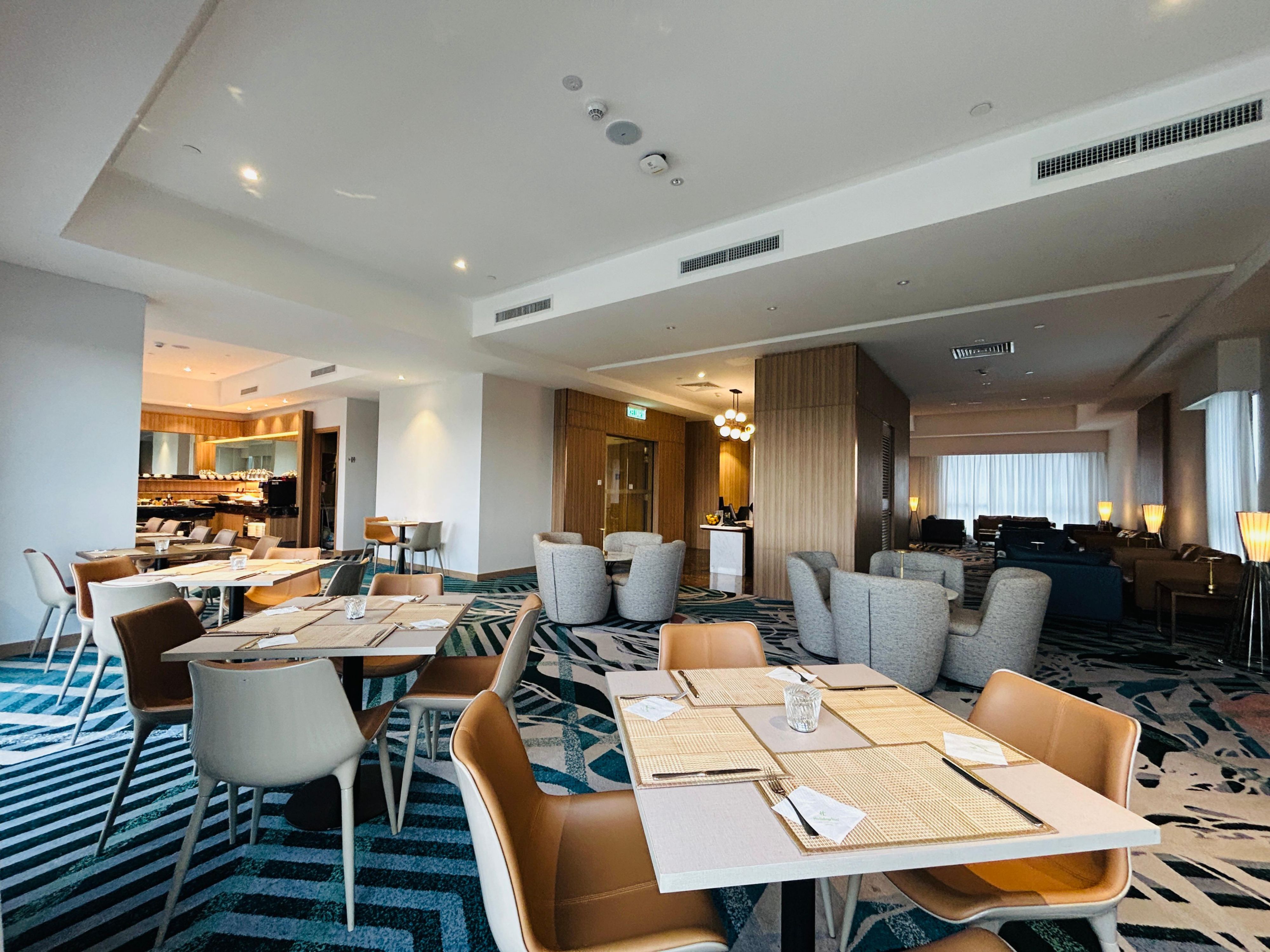 Genießen Sie die Exklusivität der Executive Lounge, die einen ruhigen und edlen Bereich zum Entspannen oder Arbeiten bietet. Beginnen Sie Ihren Tag mit kostenlos Frühstück, genießen Sie Erfrischungen den ganzen Tag über und entspannen Sie sich am Abend bei einem Cocktail und Snack. Perfekt für Geschäftsreisende und Urlauber in komfortabler, privater Atmosphäre.