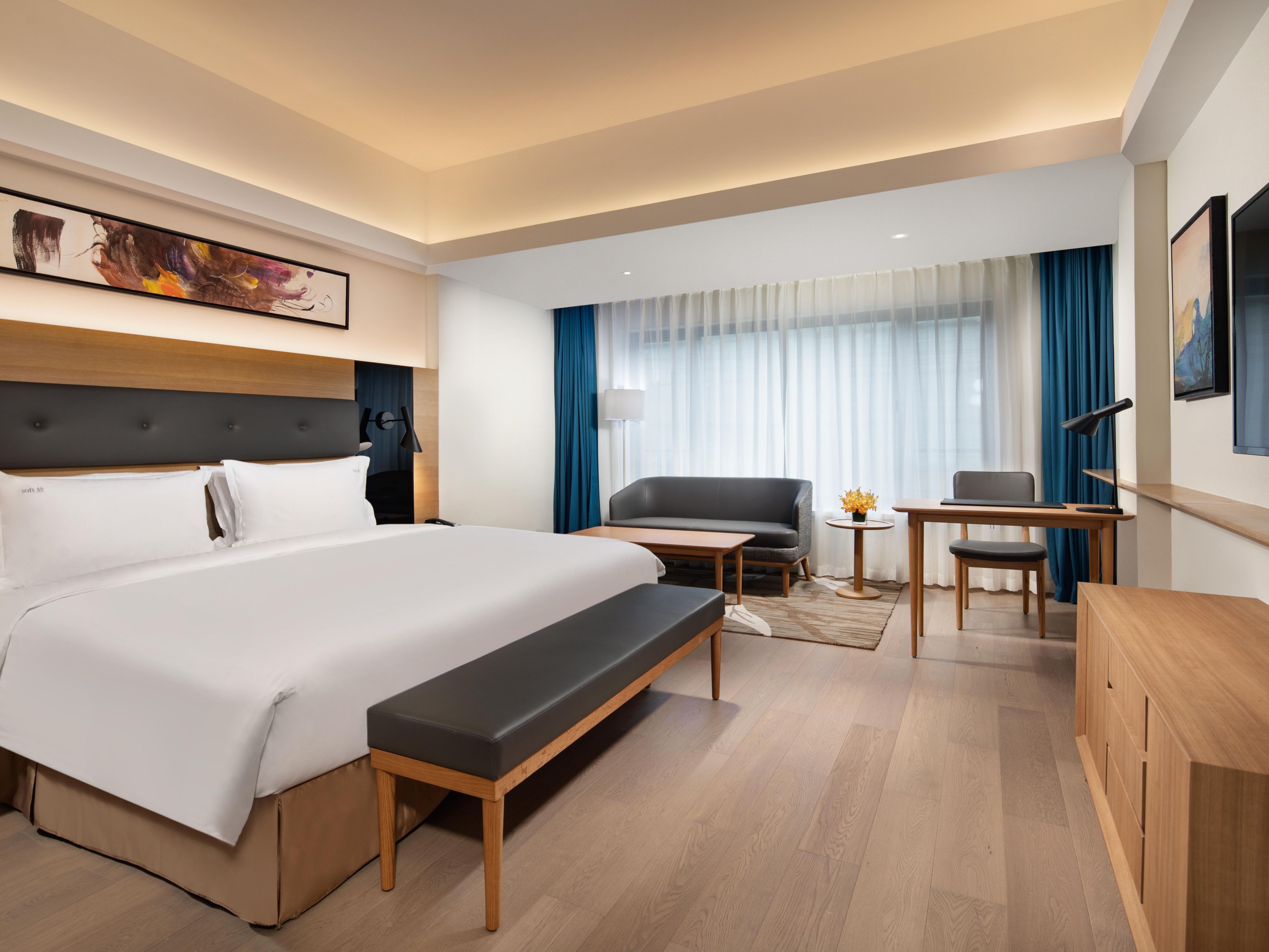 Holiday Inn King Bed Room