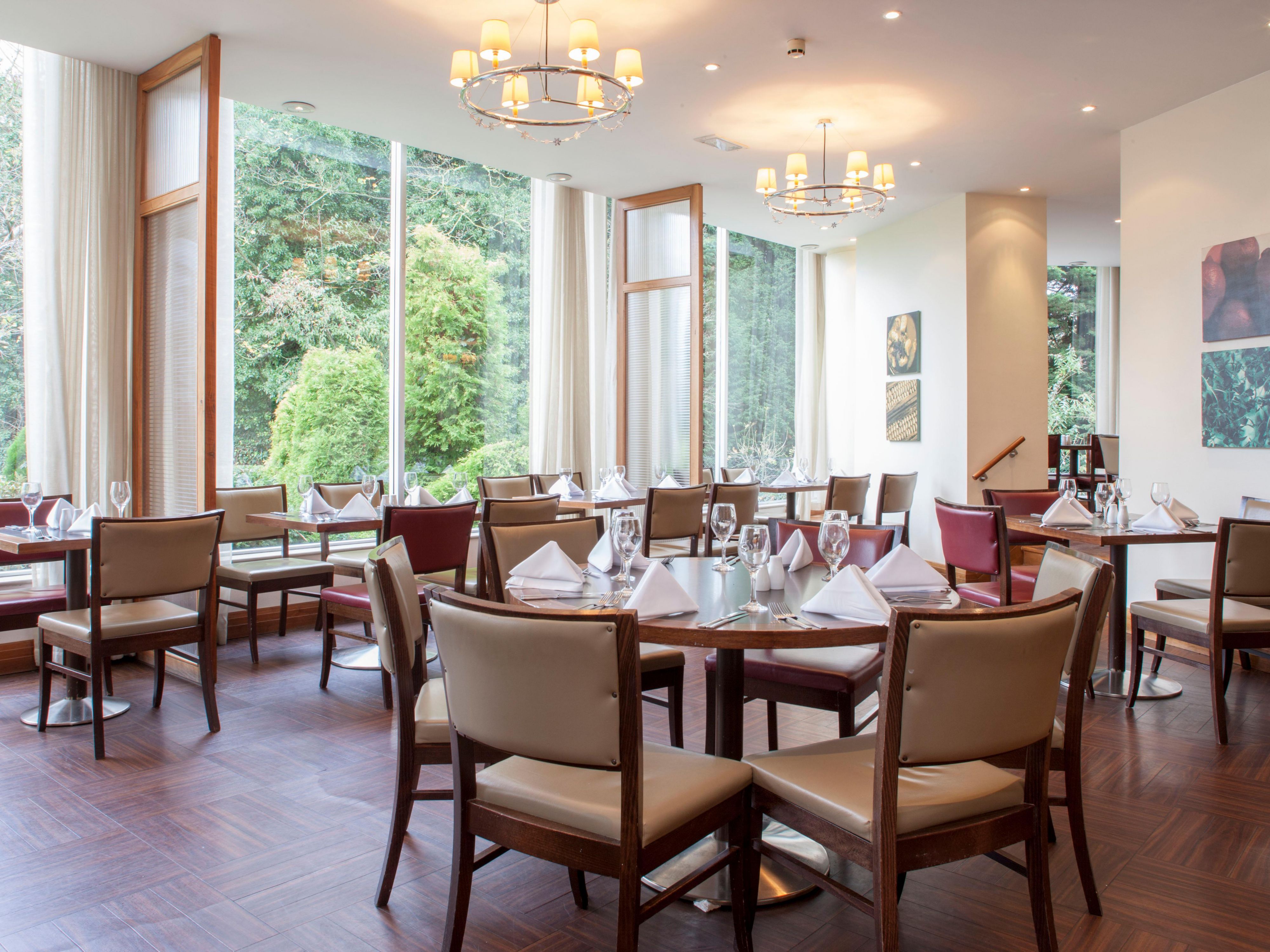Enjoy a meal or a drink in our Regatta Lounge and Restaurant. With a broad selection of dishes from around the world, dining in our restaurant is a great way to eat, drink and socialise. We also have ample outdoor seating so you can enjoy a spot of al fresco dining on warmer days.
