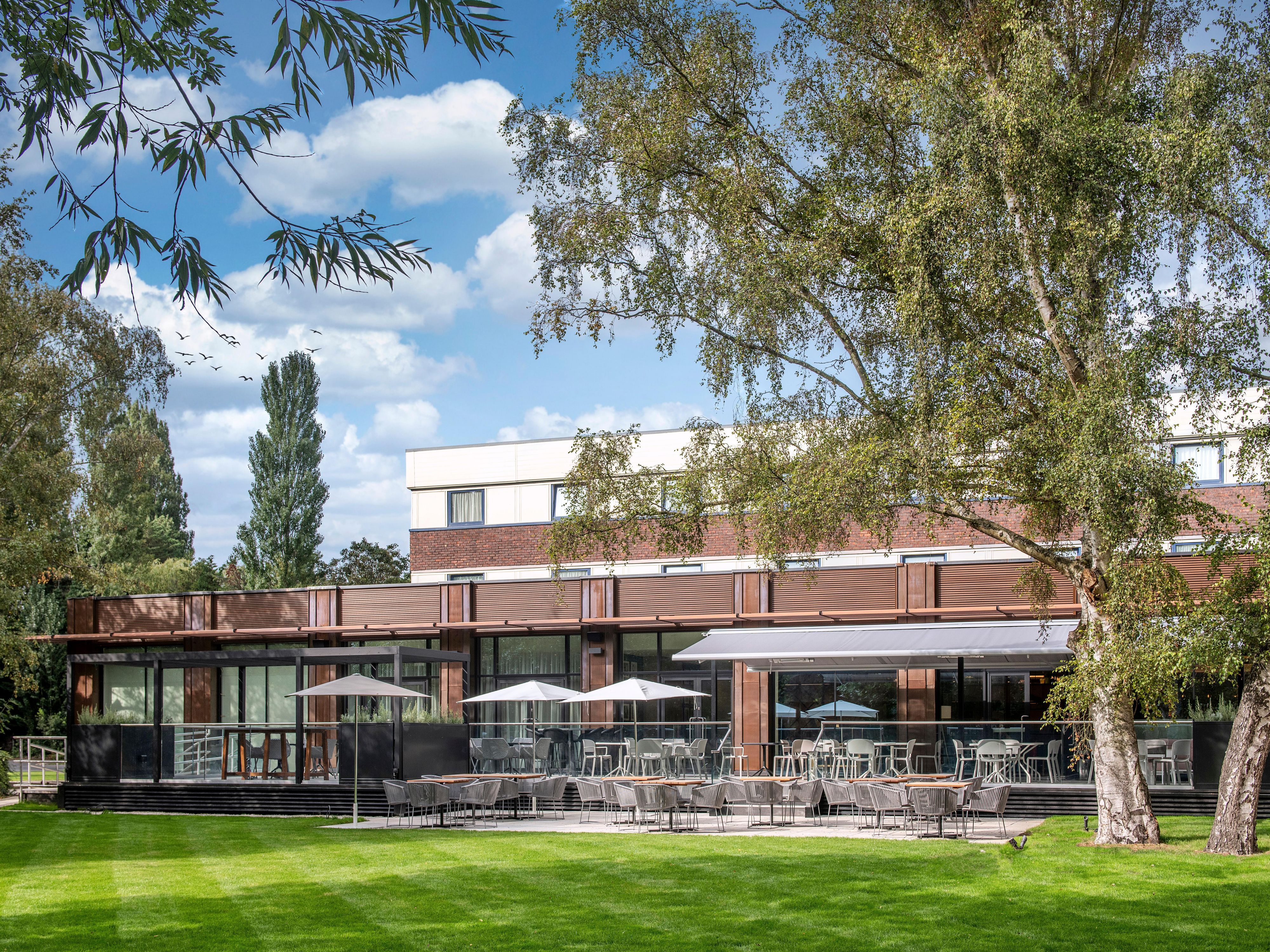 Just click on the link for a chance to visit Holiday Inn London - Shepperton virtually with a fully interactive, virtual tour. Move through the hotel exploring the The Wings Restaurant and Bar, Storyboard meeting and event spaces, bedrooms and All Fit Leisure Club Shepperton.