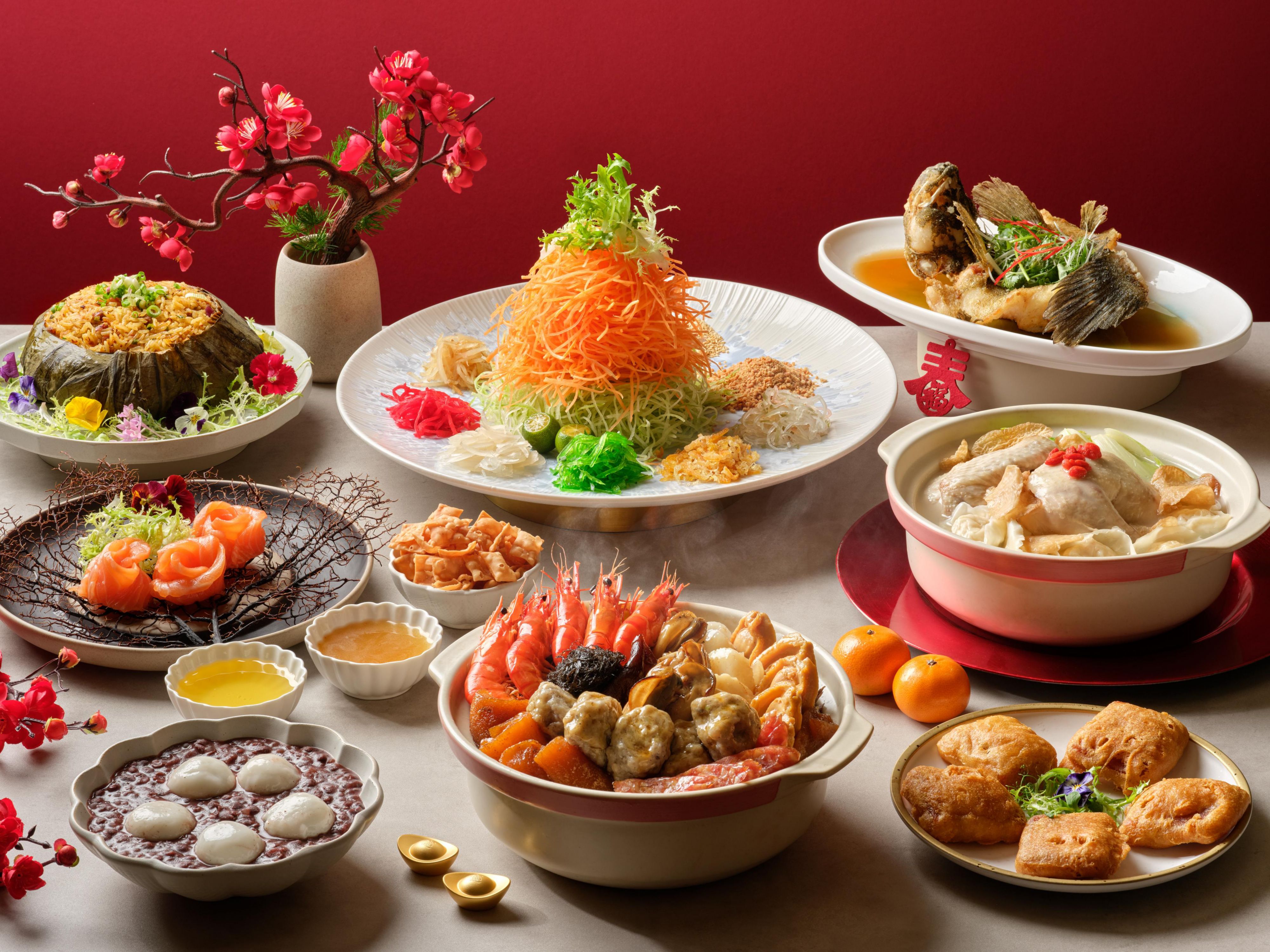 Usher in the Year of the Horse with the Joyful Treasures Takeaway Set a luxurious ensemble of festive treasures. This year’s highlight are the lavish spread of festive delights including Salmon Yu Sheng, Double-Boiled Prawn Dumpling Soup, Deep-Fried Marble Goby, Abalone Treasure Pot, and more!