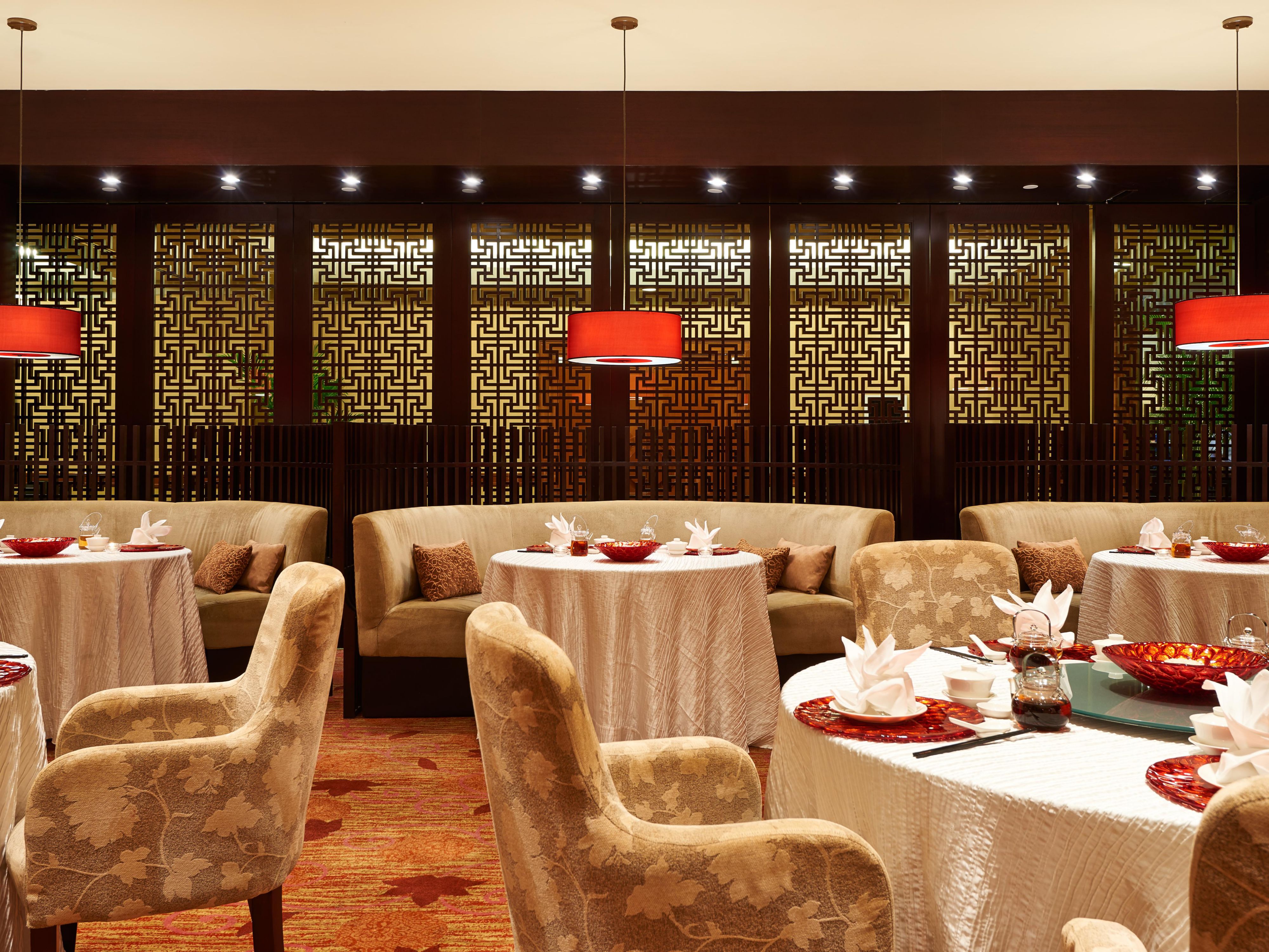 Established in 1990, this award-winning restaurant takes pride in serving authentic Cantonese cuisine. Whet your appetite with our signature ‘Home-Style’ Roasted Duck with Tea Leaves and be enthralled by the range of handmade dim sum creations.