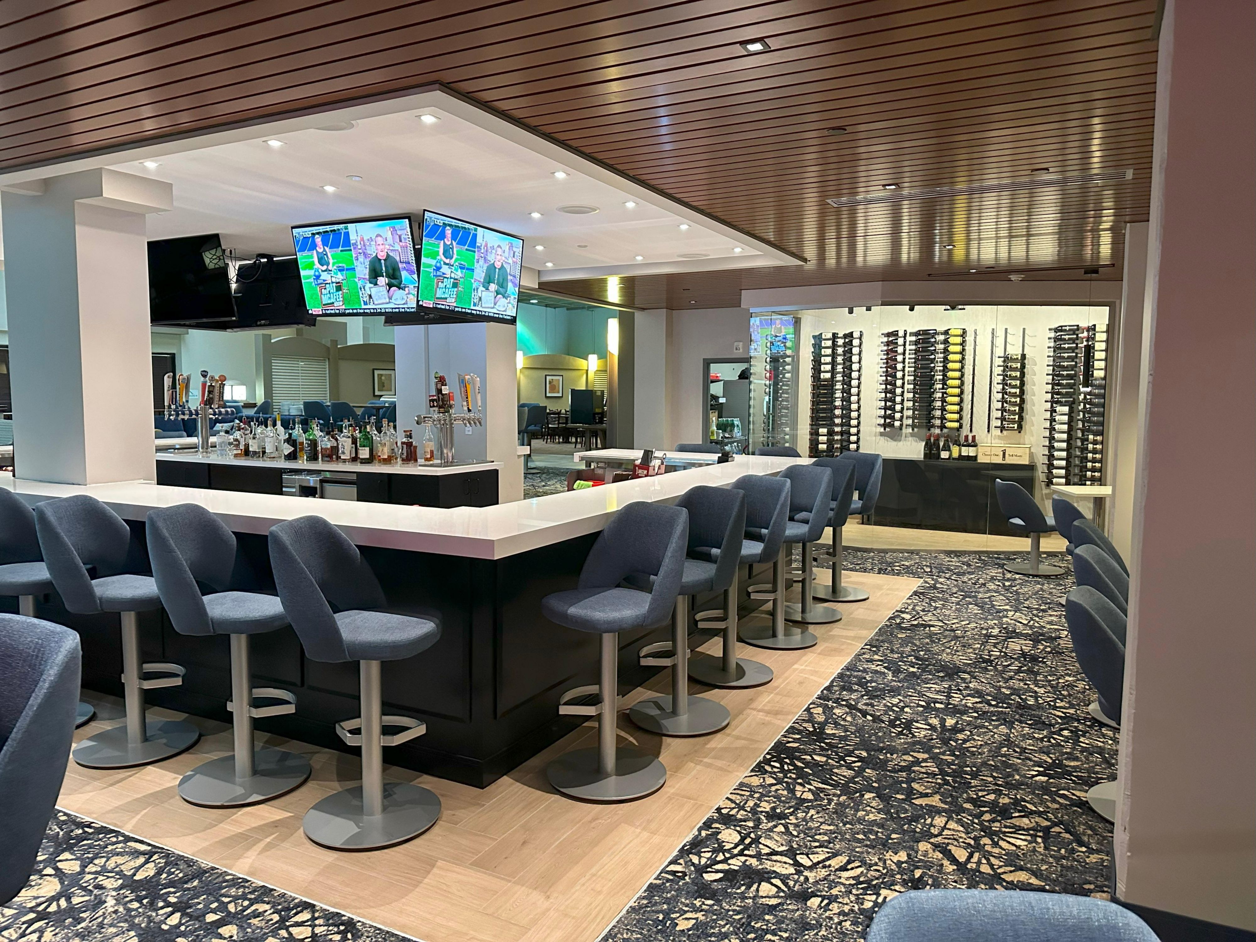 Experience culinary excellence at the Holiday Inn City Centre with two distinct dining destinations: Grille 100 and Verde Lounge. Grille 100 offers a diverse breakfast menu, Verde Lounge provides a stylish setting to unwind with signature cocktails and a selection of delicious menu items.