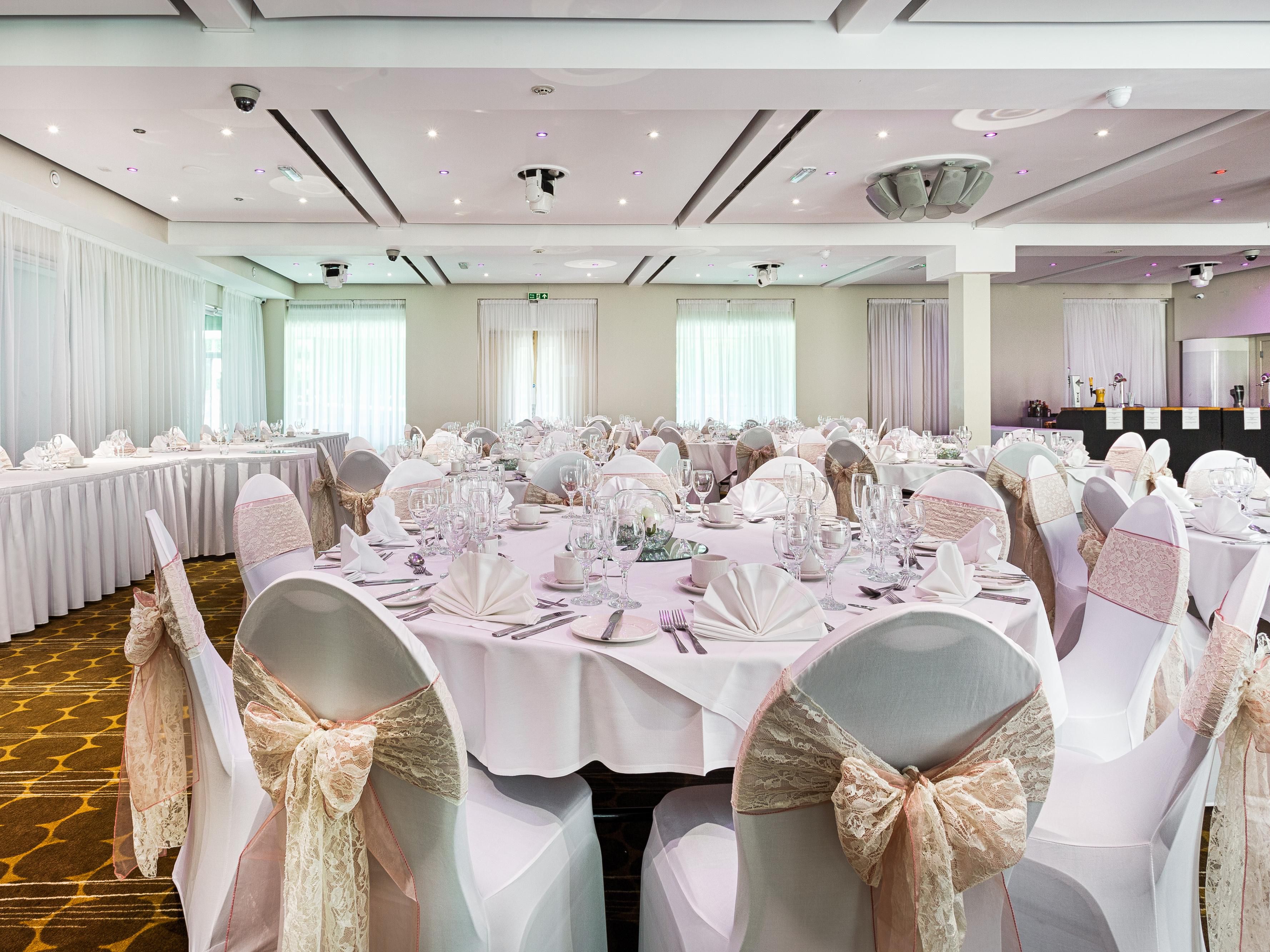 ¡Felicitaciones por su compromiso! ¡Qué momento tan emocionante! Ahora es el momento de comenzar a planificar su gran día y estamos encantados de que esté considerando nuestro lugar para celebrar su boda. Casarse es una ocasión tan especial y sabemos que elegir el lugar adecuado es igual de importante. Póngase en contacto con uno de nuestros coordinadores de bodas hoy mismo.