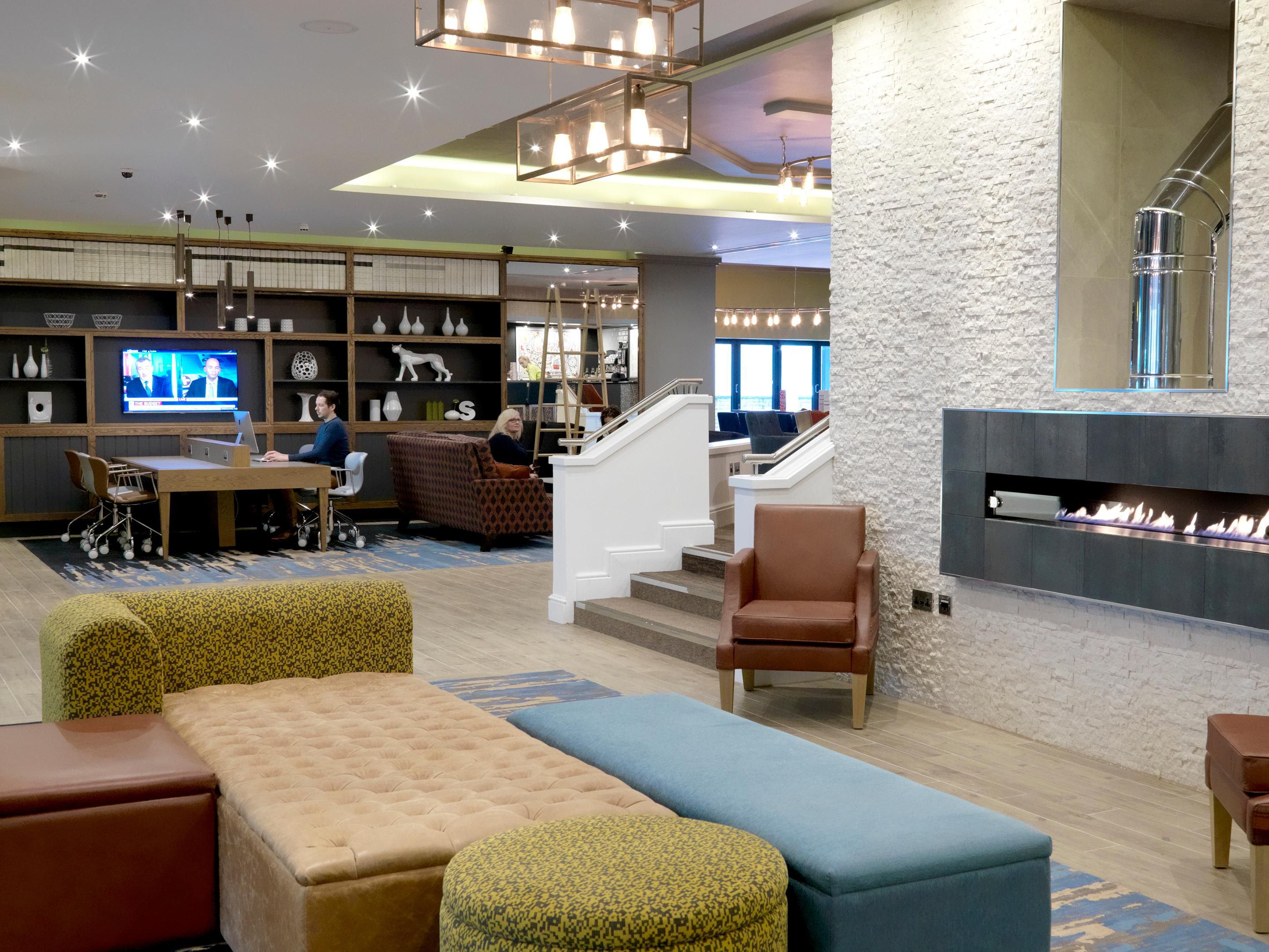 فندق كراون بلازا سوليهول الفاخر على البحيرة.