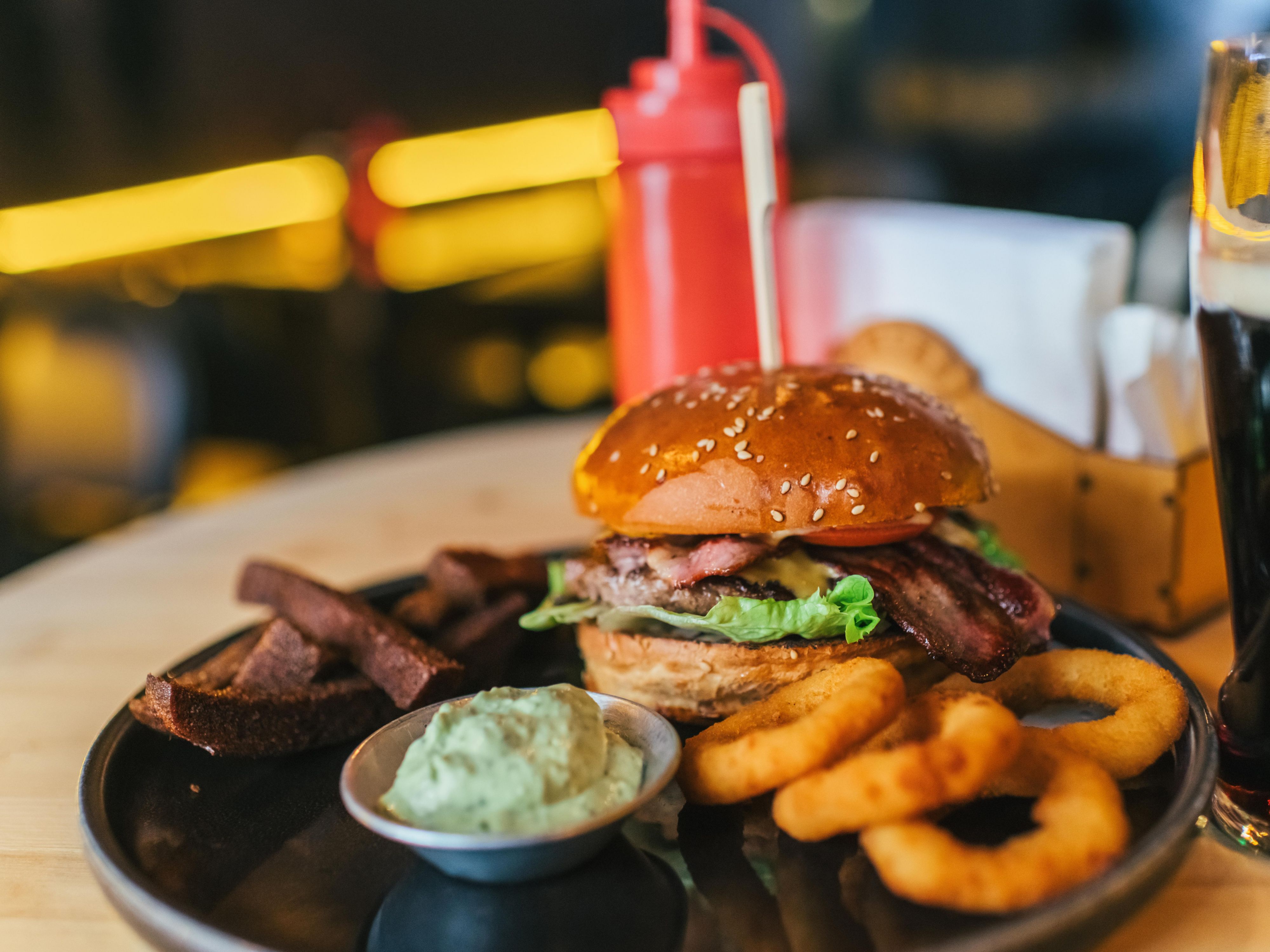Enjoy dinner and drinks any night of your stay at DRAFT Restaurant & Bar. Open daily 4:00-10:00 PM with dinner served from 5:00–9:0 PM, DRAFT Restaurant & Bar offers a relaxed setting for delicious meals, craft cocktails, and a night well spent, minutes from downtown Boston.