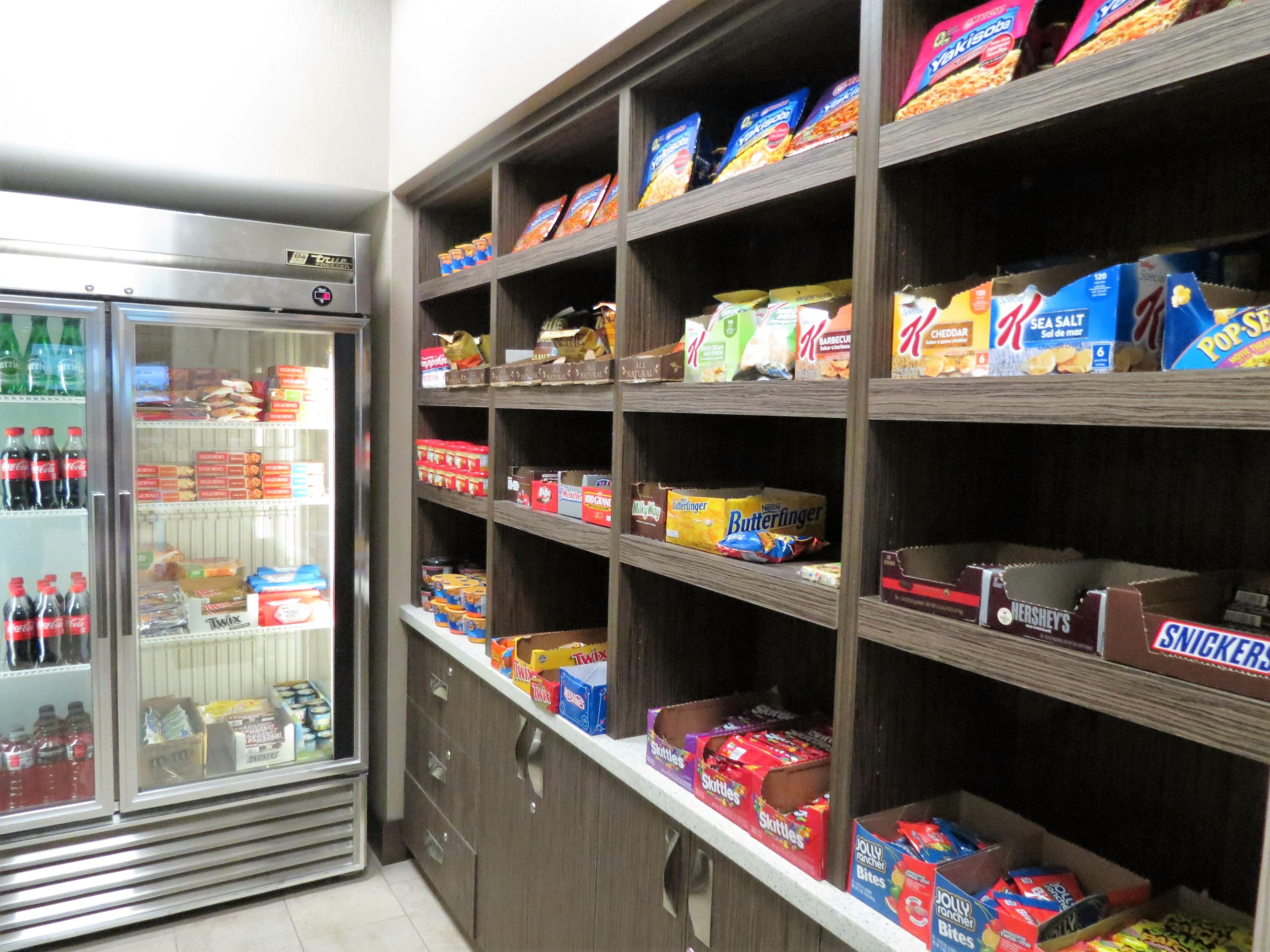 اكتشف الإقامة المثالية مع مجموعة من وسائل الراحة مراعاة شعور الآخرين في متناول يدك. استعد نشاطك في مركز اللياقة البدنية الذي يعمل على مدار 24ساعة ، واستمتع بالسباحة في المسبح الداخلي ، واستمتع بخيارات تناول الطعام اللذيذة داخل الفندق. مع واي فاي مجاناً ومواقف السيارات في الموقع مع شواحن السيارات الكهربائية والخدمة الاستثنائية ، نضمن لك تجربة من دون عوائق لكل الضيف.