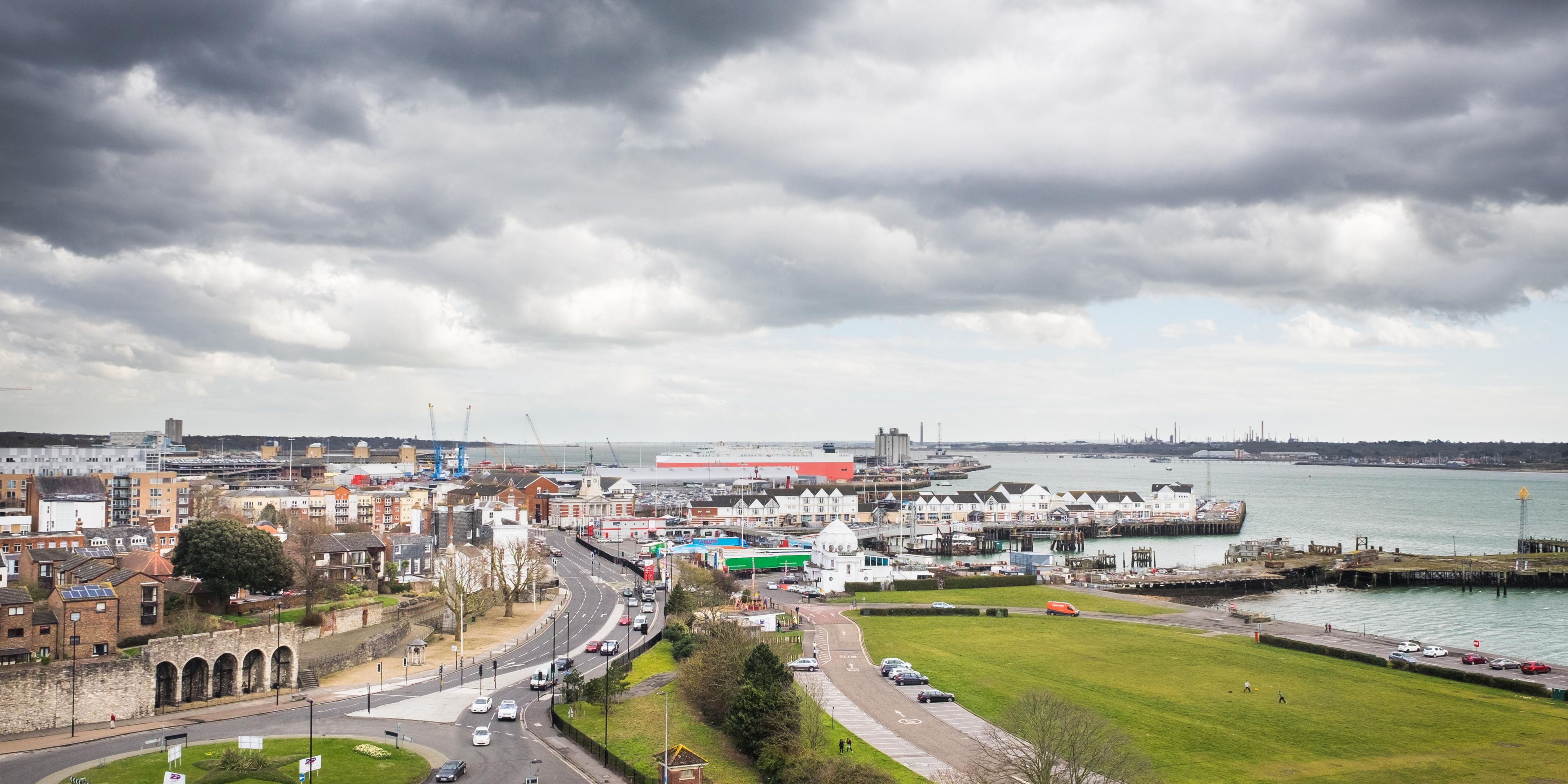 All the business, entertainment, shopping and culture of Southampton’s bustling centre is on your doorstep, with West Quay Shopping Centre just a short walk away. There’s also easy access by car to popular family attractions such as Paultons Park, Marwell Zoo, and the New Forest.