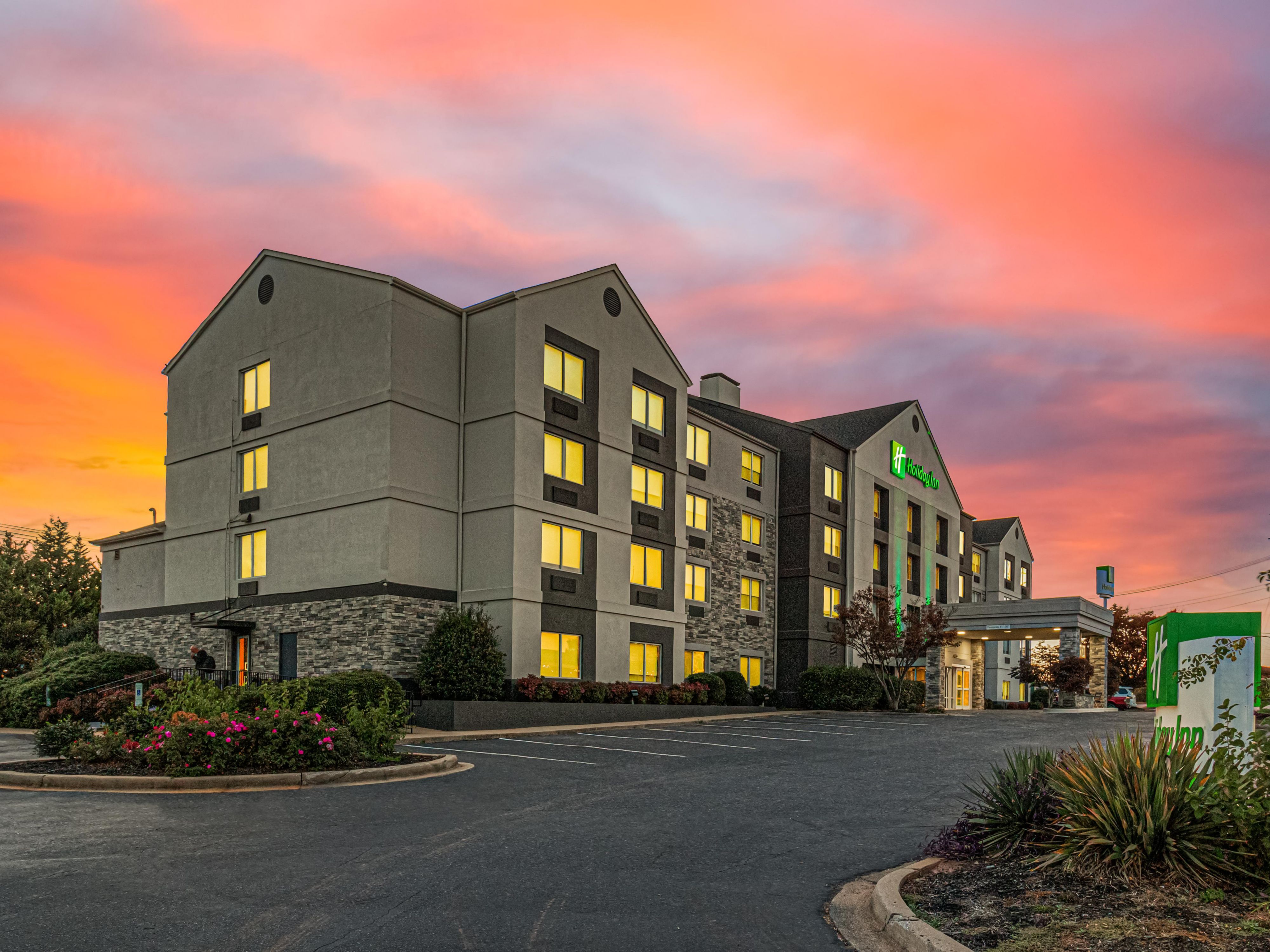 ホテル敷地内に無料駐車場を備えているので、アクセスも便利です。駐車スペースを探したり、メーター式に駐車したりする必要はありません。手間のかからない無料駐車場をご無料ので、ストレスを最小限に抑え、最大のご滞在をお楽しみいただけます。