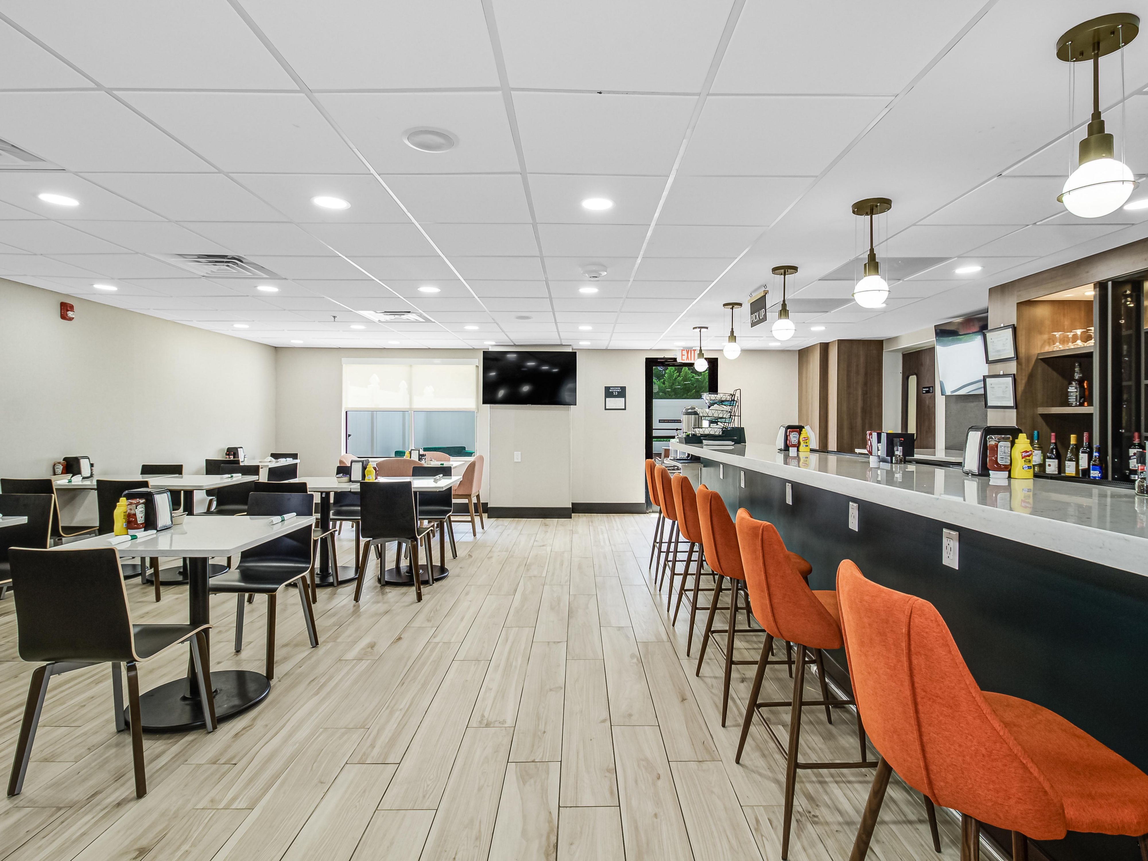 Start your day with a variety of delicious breakfast classics and freshly brewed coffee at our on-site restaurant and bar, Holiday Kitchen. Return in the evening to indulge in a wide selection of dinner favorites, from hearty burgers to fresh salads and flavorful light bites, complemented by expertly crafted cocktails and local brews.