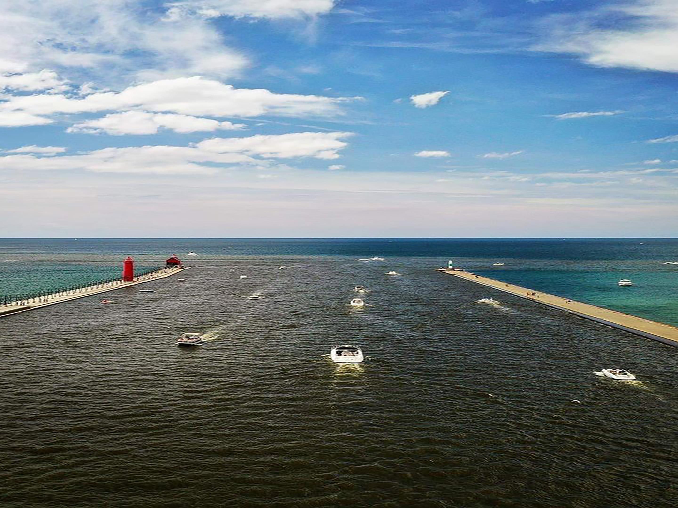 Prenota la tua camera oggi stesso! Passeggia lungo l'iconico Grand Haven South Pierhead per ammirare da vicino il faro e la Foghouse di Grand Haven. Organizza la tua visita intorno al tramonto per ammirare gli splendidi tramonti del West Michigan.