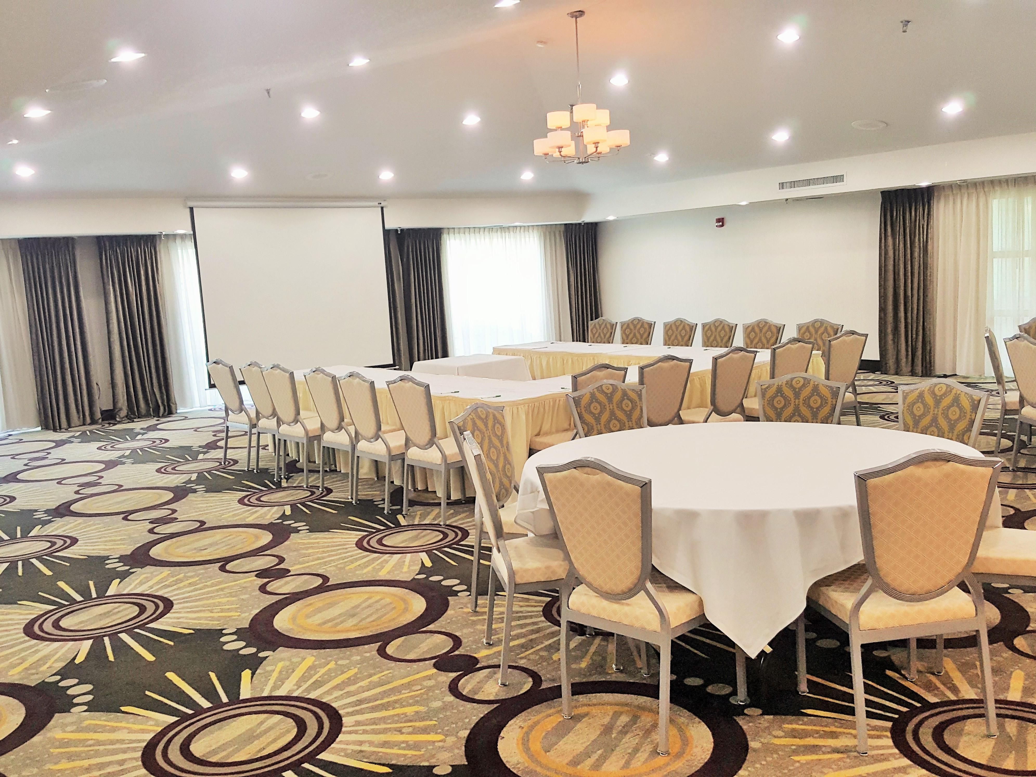 Whether you’re a first-timer or an experienced organizer, we make planning and booking your next meeting room easier than ever. Our staff will help you plan each moment, so you can focus on using the meeting space for your best meeting yet.