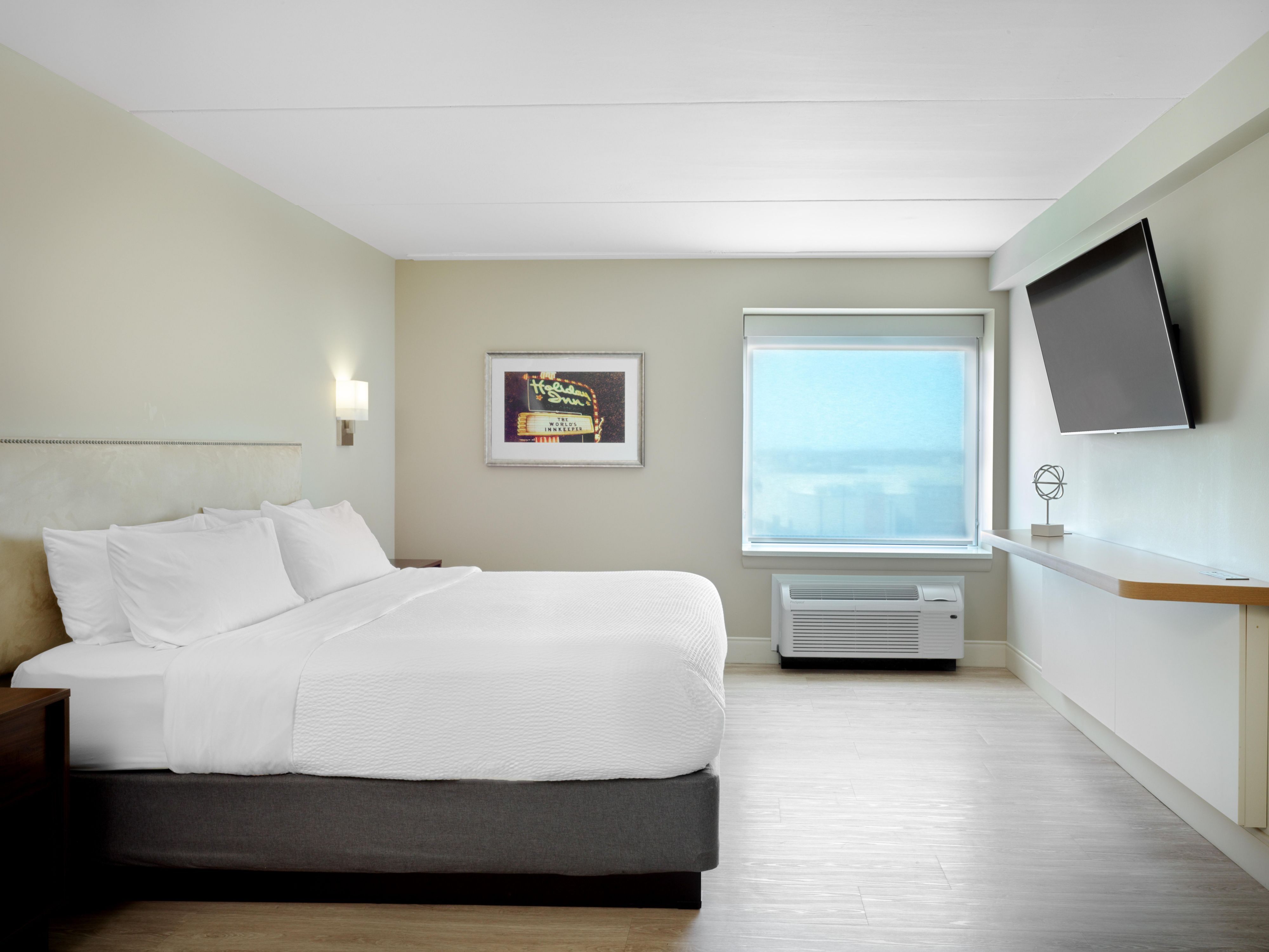 Reisen Sie wie ein Executive in unseren luxuriösen Penthouse Suiten – jede mit einer eleganten Bar, einem stilvollen Loungebereich, zwei Fernsehern und geräumigen Kleiderschränken. Freuen Sie sich auf Premium-Badezimmer mit hochwertiger Ausstattung und begehbaren Duschen sowie kostenlose Snacks zur Begrüßung.