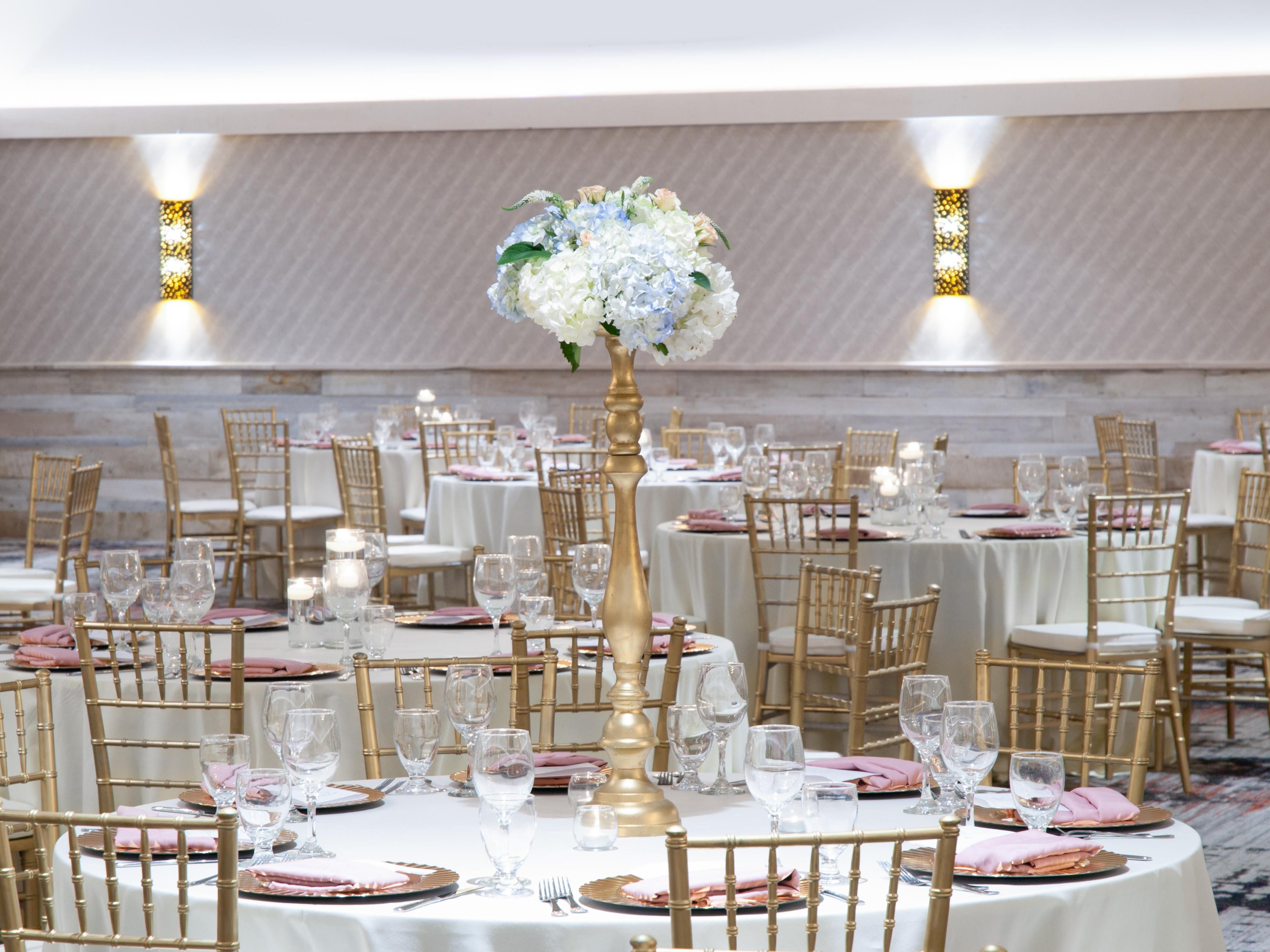 ¿Está organizando una reunión, una boda u otro evento especial mientras se encuentra en St. Louis, Missouri? El centro de conferencias de nuestro hotel cuenta con más de 15,500 pies cuadrados de espacio para reuniones recientemente renovado de todos los tamaños. Relájese sabiendo que su evento en nuestro hotel Holiday Inn St Louis SW - Ruta 66 será un éxito.