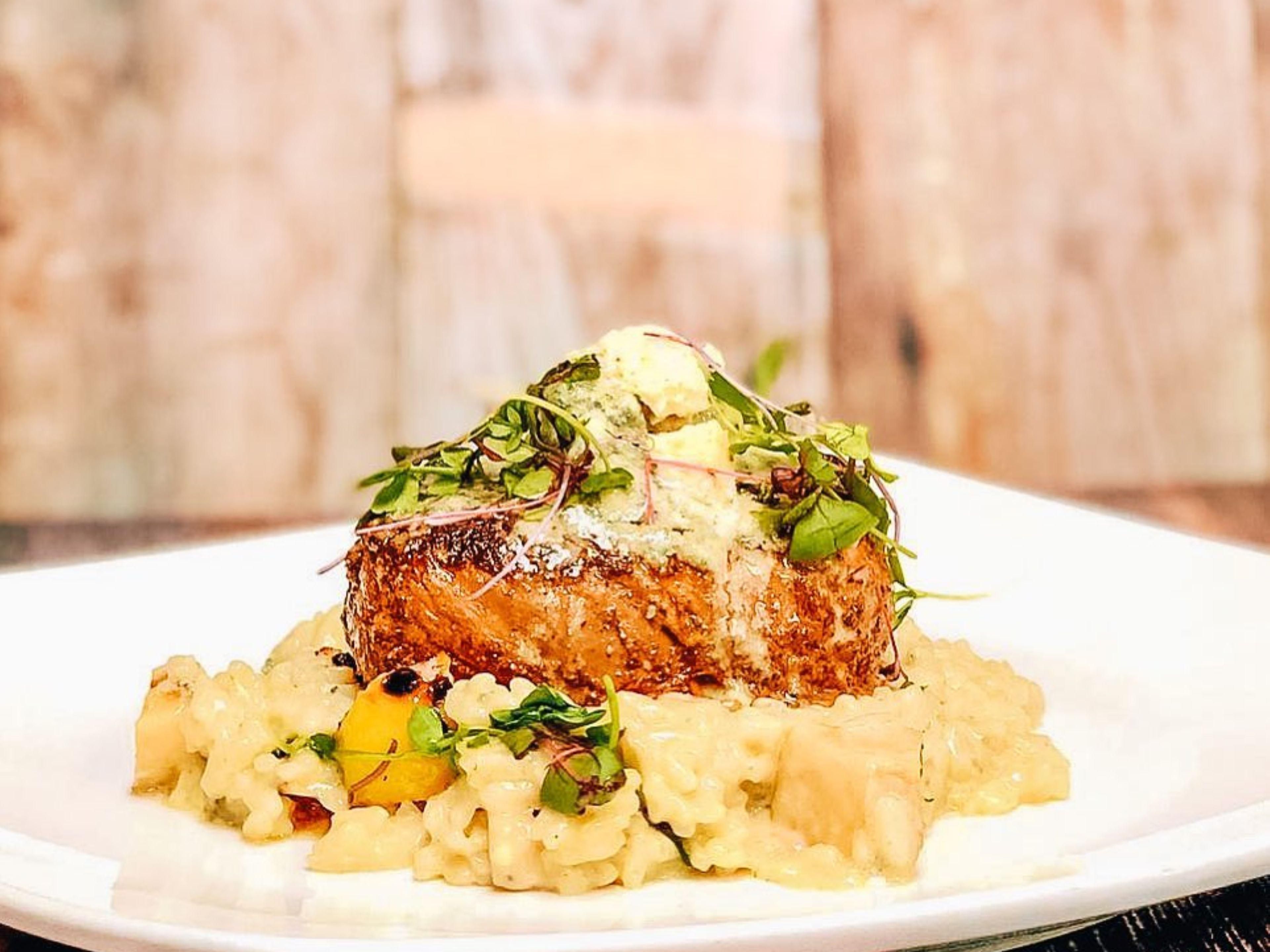 Host Ihre nächste Veranstaltung im Sunset Event Space aus, der mit der Holiday Inn St. Louis Route 66 verbunden ist, und verwöhnen Sie Ihre Gäste mit dem preisgekrönten Catering des Twisted Tree Steakhouse. Von exquisiten Hors d'oeuvres bis hin zu perfekt zubereiteten Hauptgerichten werten unsere Menüs jeden Anlass auf. Wir verleihen Ihrem besonderen Event Geschmack, Flair und unvergessliche kulinarische Köstlichkeiten!
