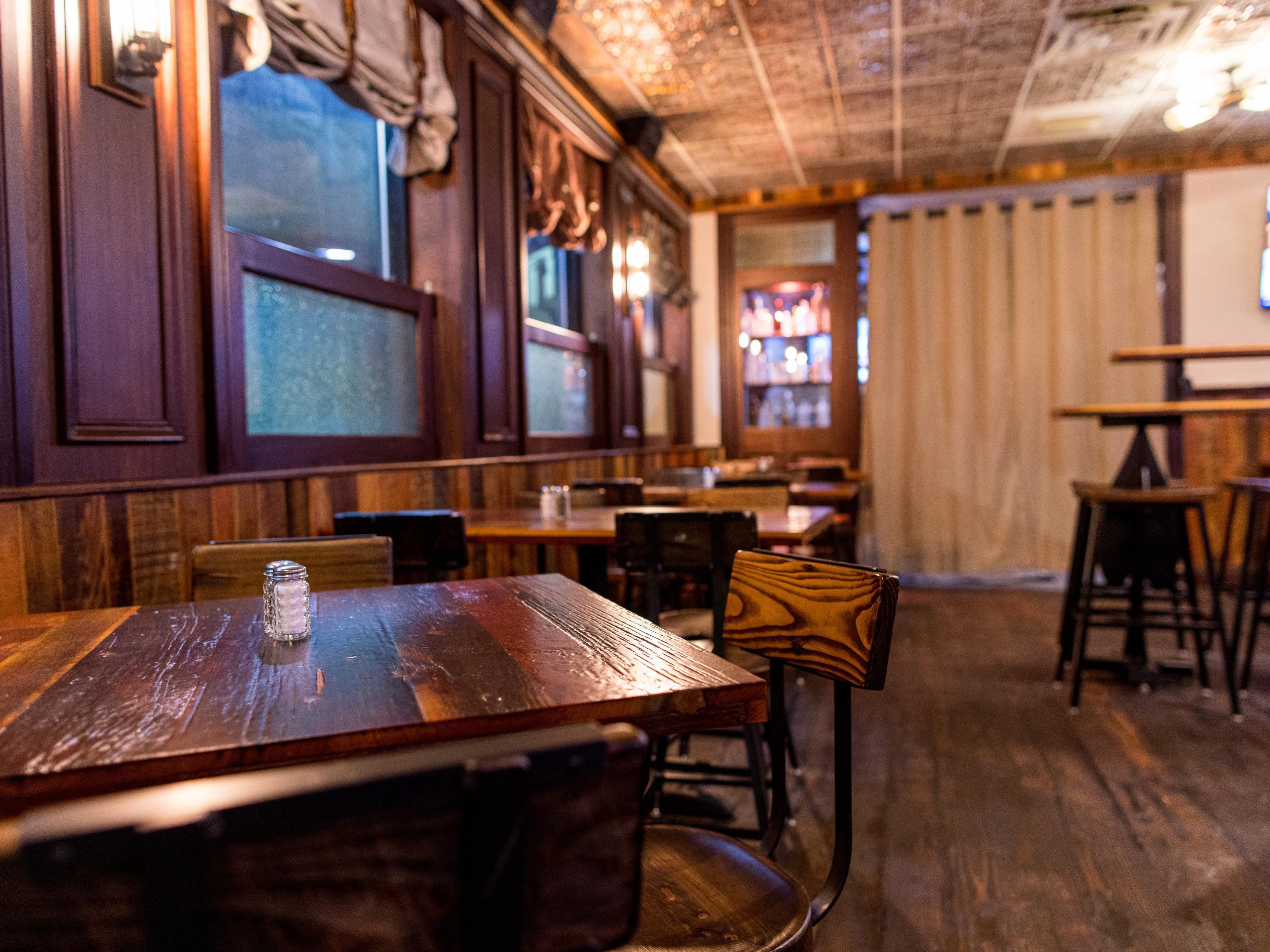 Jangan lewatkan kunjungan ke Wild Bill's Sports Saloon, restoran dan bar kami yang ramai di tempat. Sempurna untuk santapan santai, Wild Bill's menawarkan berbagai favorit Amerika, minuman, dan suasana yang mengundang untuk menonton olahraga, berkumpul dengan teman, atau bersantai setelah hari yang sibuk.