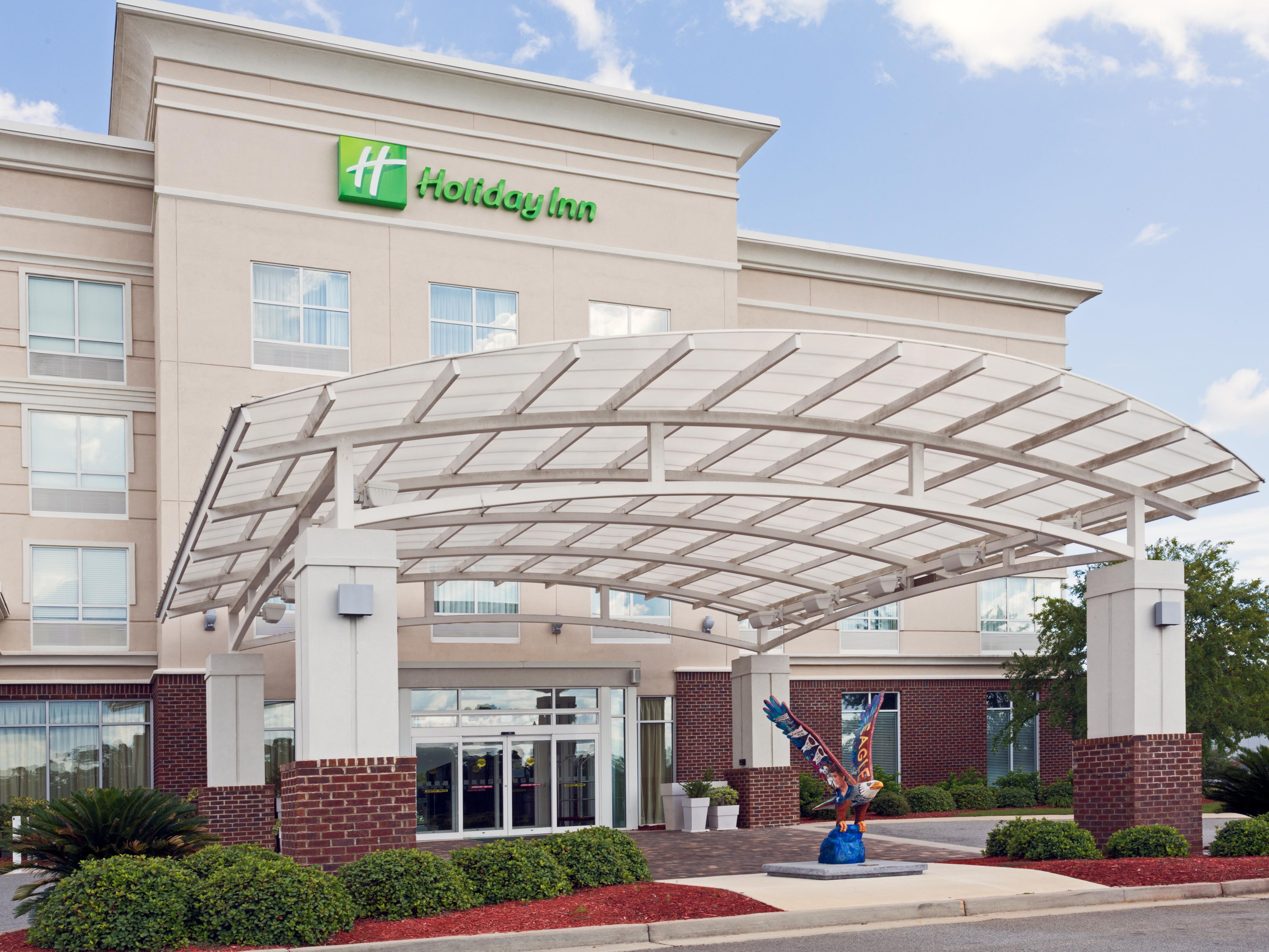 Enjoy a family-friendly stay at Holiday Inn Statesboro-University Area. With activities and amenities for all ages, from kids at Splash in Boro Water Park to adults relaxing by the pool or dining at Emma’s Restaurant, our spacious guestrooms, free Wi-Fi, and convenient location make every stay fun and stress-free.
