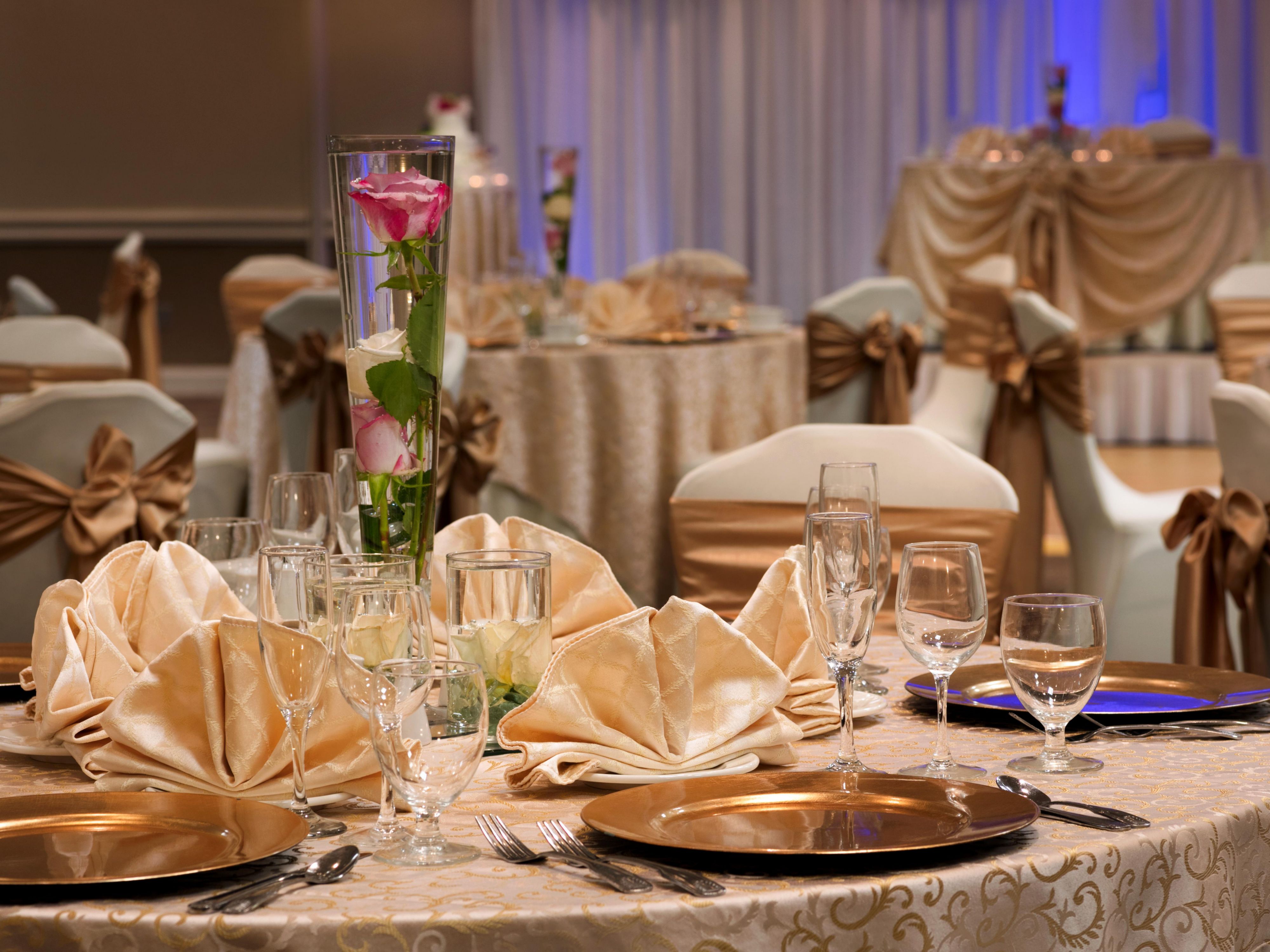 Holiday Inn Washington-Dulles Airport มีพื้นที่จัดกิจกรรมที่สมบูรณ์แบบสำหรับการเฉลิมฉลองทั้งแบบเป็นกันเองและยิ่งใหญ่ ผู้เชี่ยวชาญด้านการจัดงานของเราสามารถช่วยคุณวางแผนการจัดงานแต่งงาน งานเลี้ยงอาหารค่ำ หรืองานอาบน้ำเจ้าสาวสำหรับแขกไม่เกิน 250 คน ตั้งแต่เมนูบริการจัดเลี้ยงแบบกำหนดเองไปจนถึงจำนวนห้อง ผู้เชี่ยวชาญด้านการจัดงานของเราสามารถช่วยคุณวางแผนการจัดงานแต่งงาน งานเลี้ยงอาหารค่ำ หรืองานอาบน้ำเจ้าสาวสำหรับแขกไม่เกิน  คน