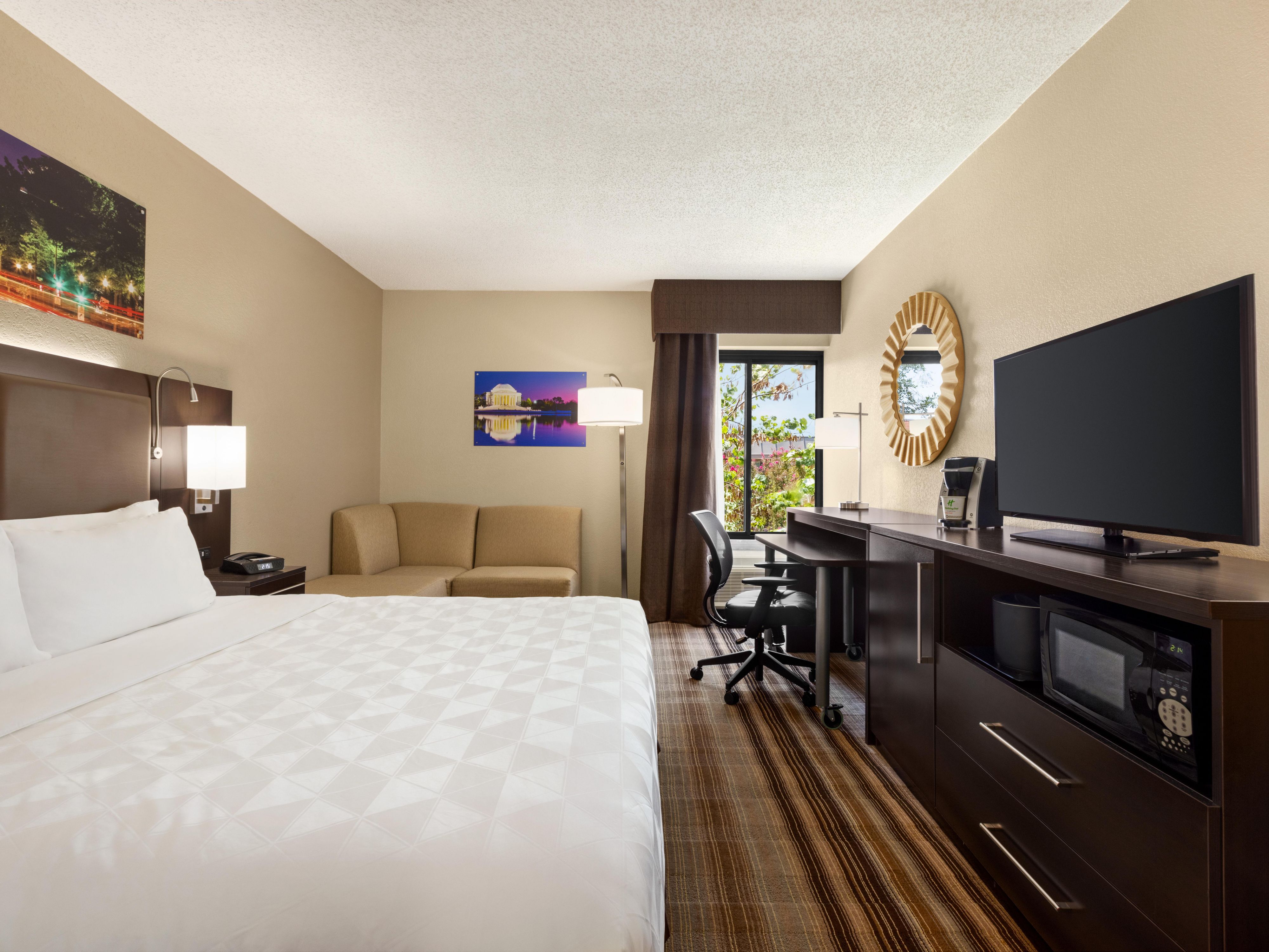 Pet-Friendly Hotel near IAD  Holiday Inn Washington-Dulles Intl