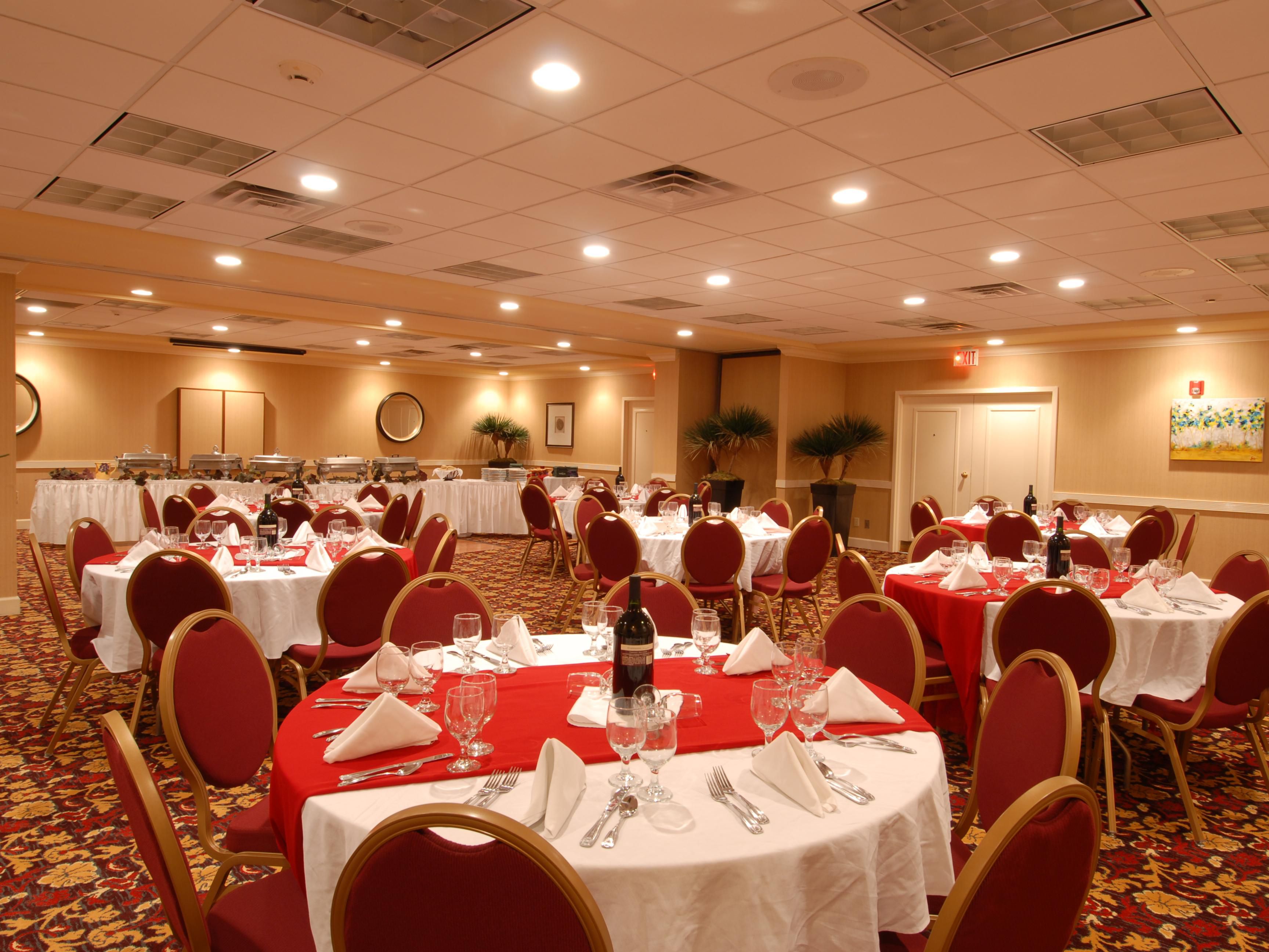 Make your next meeting a retreat when you plan it with us at Surfside Beach. Our hotel overlooking the Atlantic Ocean accommodates groups up to 70 people in our 1,500 square feet Oasis Ballroom. Our expert meeting planners will help make your meeting a success while your team is reinvigorated by the fresh ocean air.
