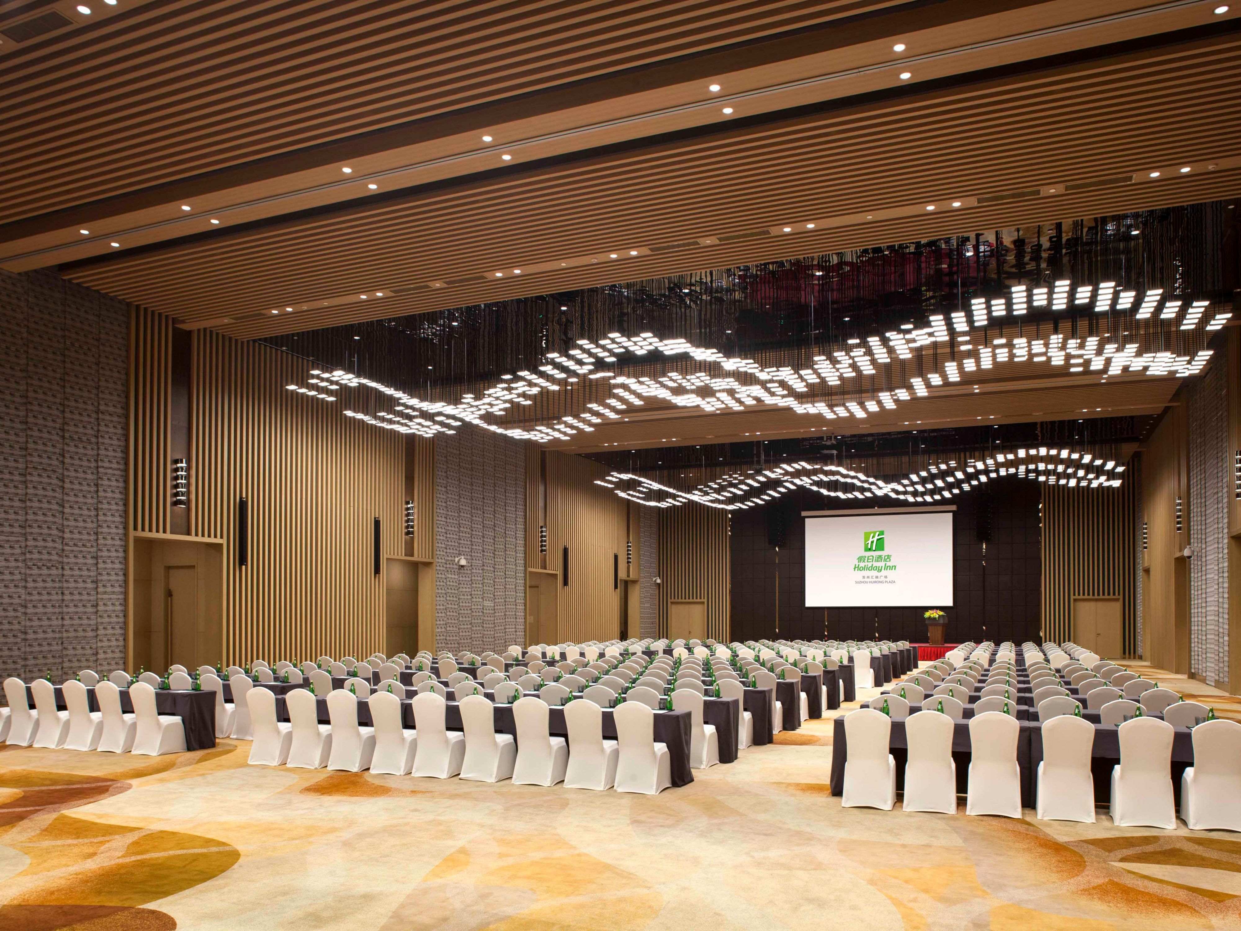 Offering 1200sqm pillar-less ballrooms and seven fully equipped, multi-purpose meeting and function rooms, plus unique outdoor area beside pool, our hotel makes an ideal venue for corporate meeting, press conferences, business banquets and weddings.