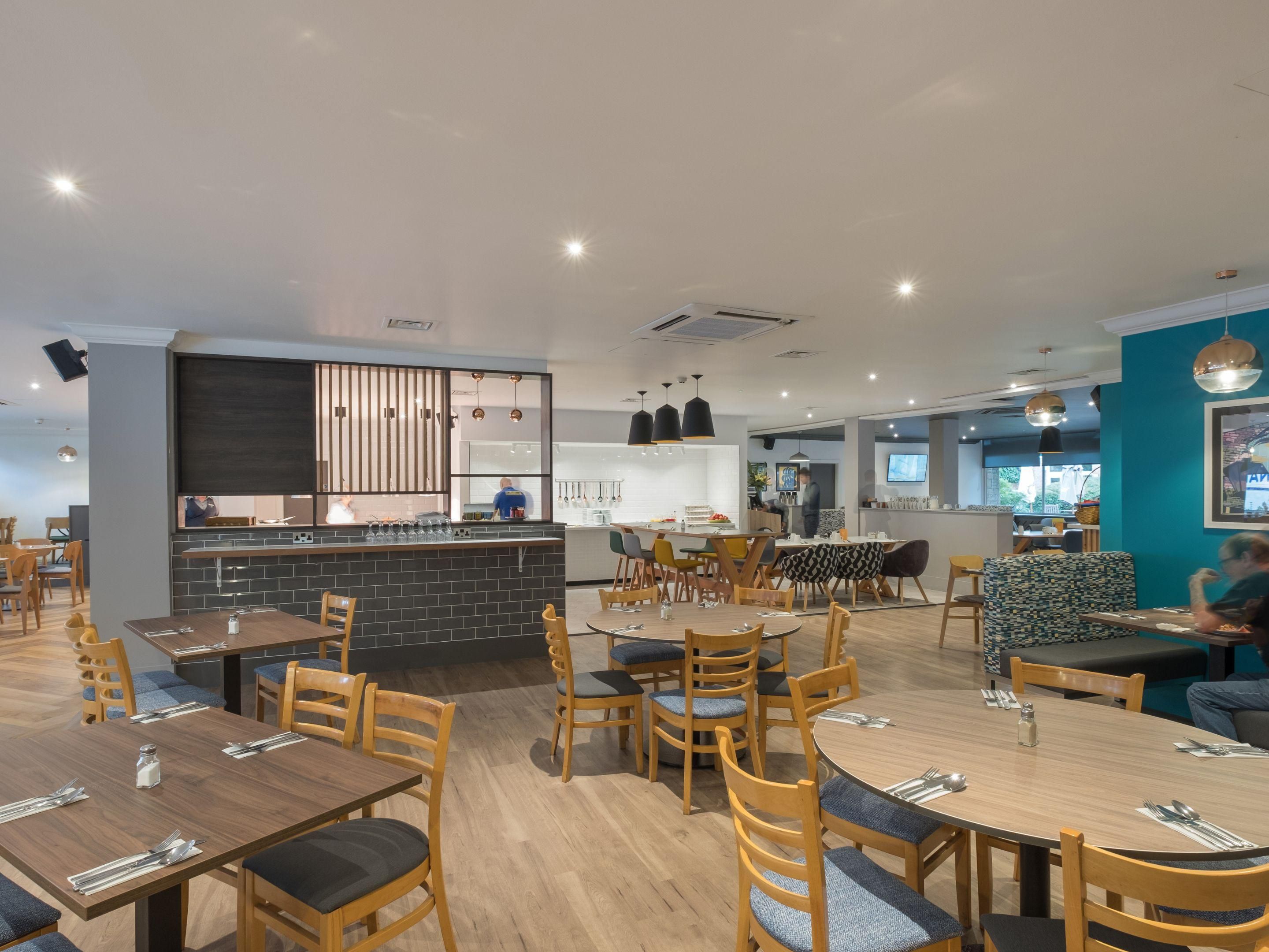 Our hotel has a range of food and drink options for our guests to enjoy. Our lounge and bar areas are open throughout the day and offer a relaxing place to grab a drink, a hearty meal or a light bite. 