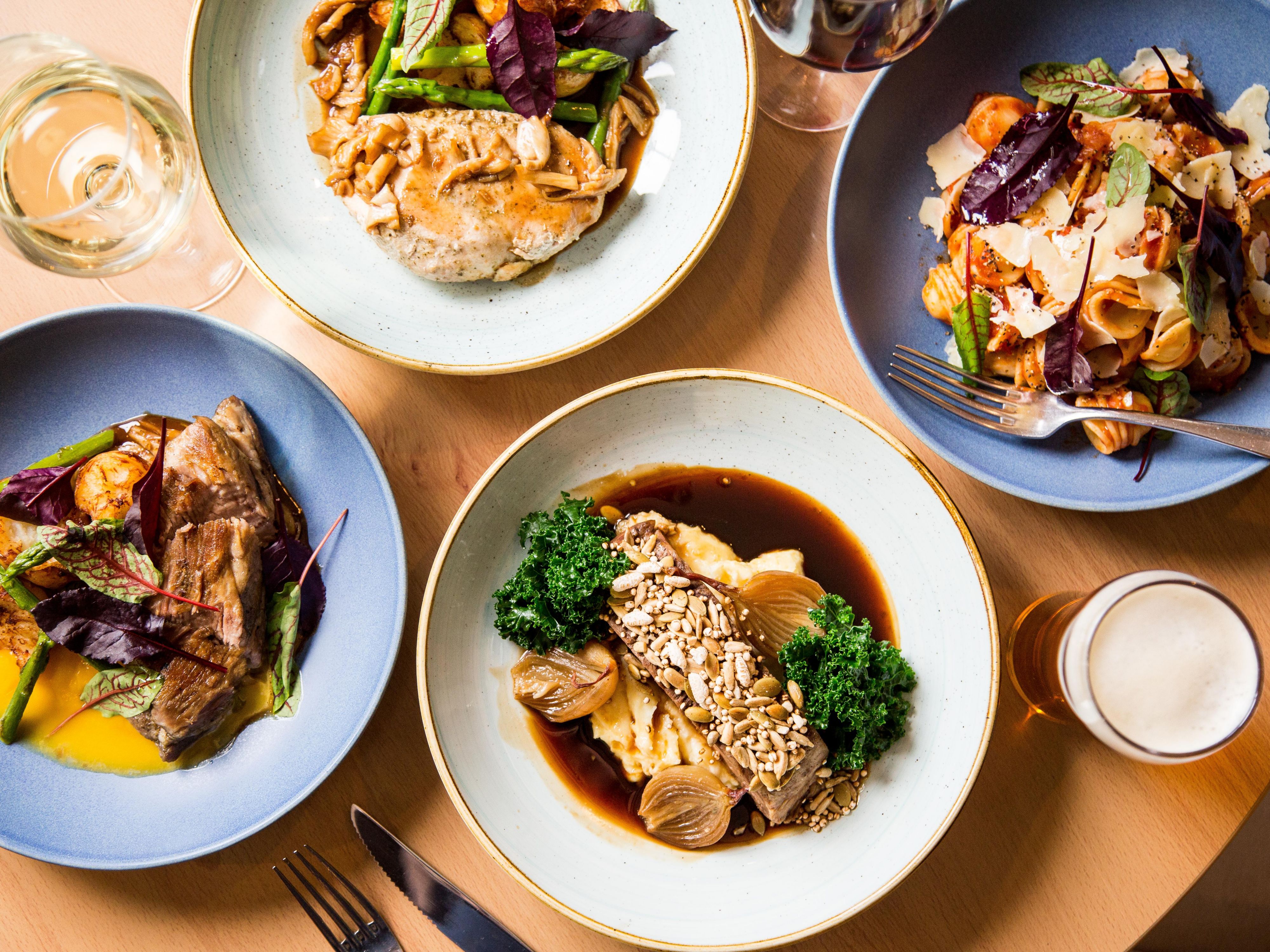 Sirocco Restaurant and Bar offers a selection of classic and contemporary Australian cuisine in an alfresco bistro setting. You can enjoy our a la carte breakfast, lite bites or dinner each day. Kids 12 & under eat free when dining with an accompanying adult.