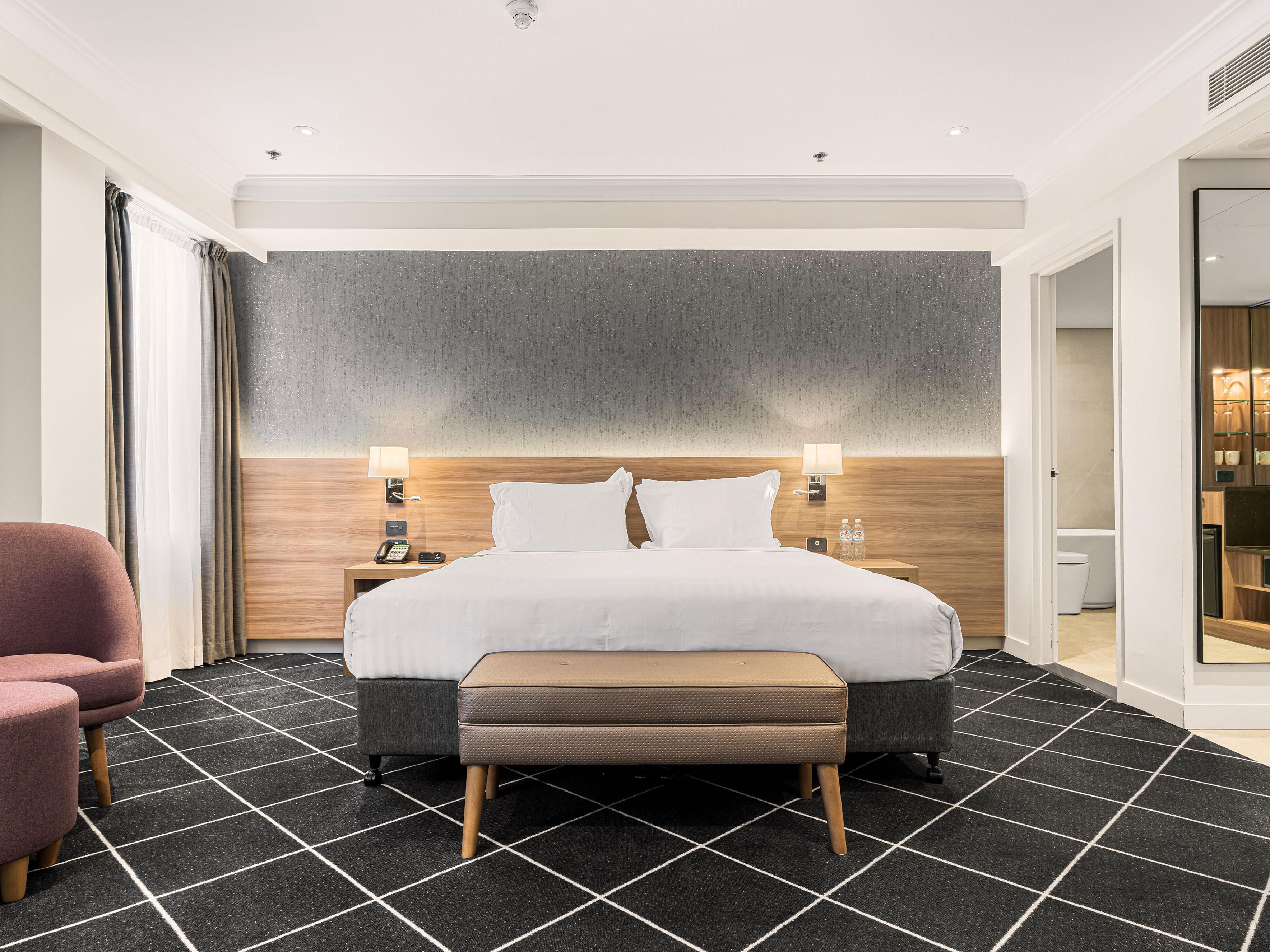 The thoughtfully designed rooms at Holiday Inn Darling Harbour offer a modern outlook and neutral color schemes, with a focus on technology and practicality. Our hotel features a fitness center and self-laundry services to enhance your stay and provide convenience. Enjoy the spacious and contemporary accommodations we have created for your comfort.