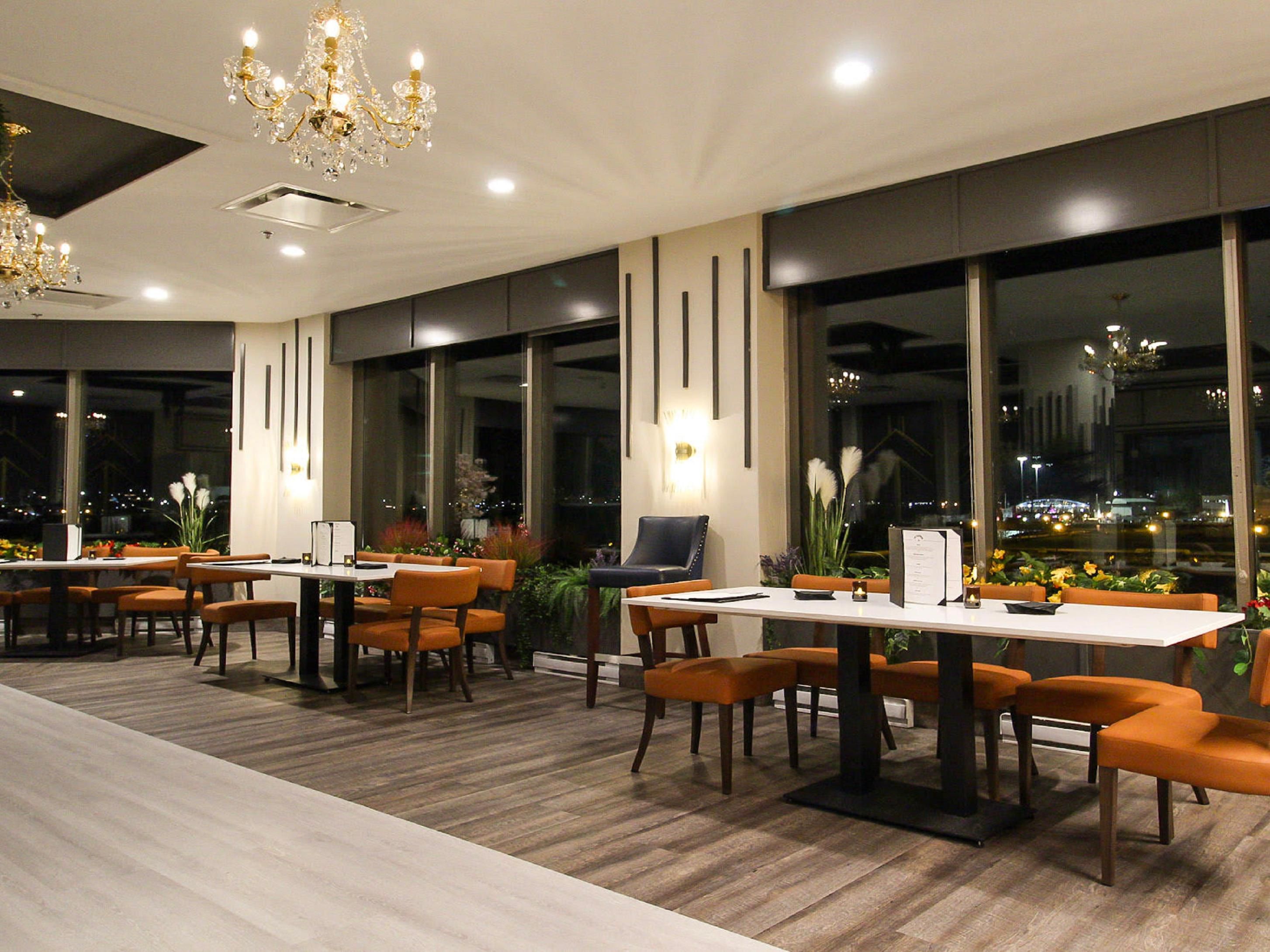 Satisfy your cravings with our exceptional dining options. Indulge in modern Cape Breton flavours at EAVE Restaurant & Bar or enjoy hearty pub fare and live entertainment at The Crown Café & Bar. We’re dedicated to crafting a memorable culinary experience, where kids under 11 eat free.