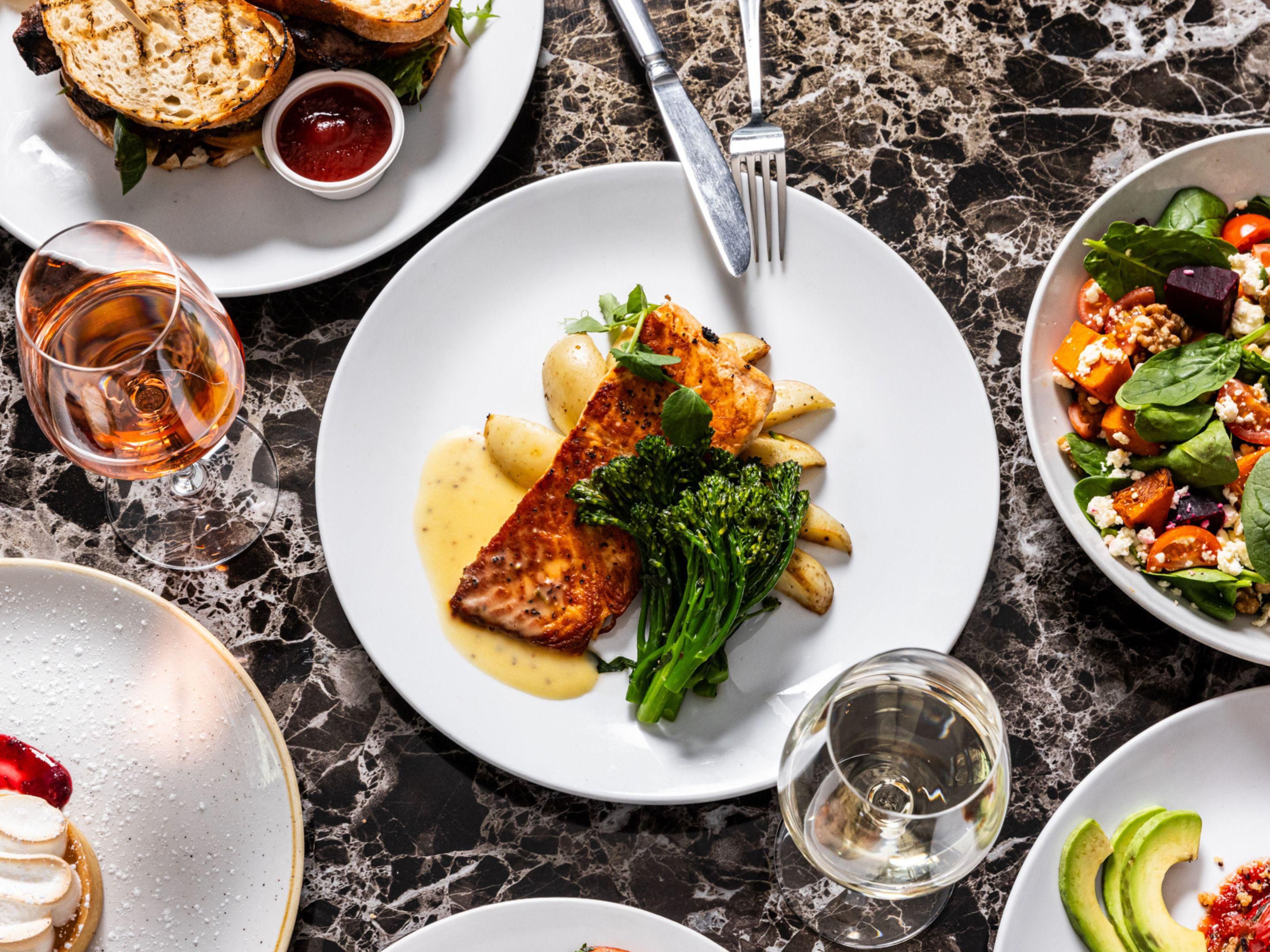 Sirocco Restaurant and Bar menawarkan pilihan masakan Australia klasik dan kontemporer dalam suasana bistro alfresco. Anda dapat menikmati sarapan a la carte, makanan ringan, atau makan malam kami setiap hari. Anak-anak 12 & di bawah makan gratis saat makan dengan orang dewasa yang menemani.