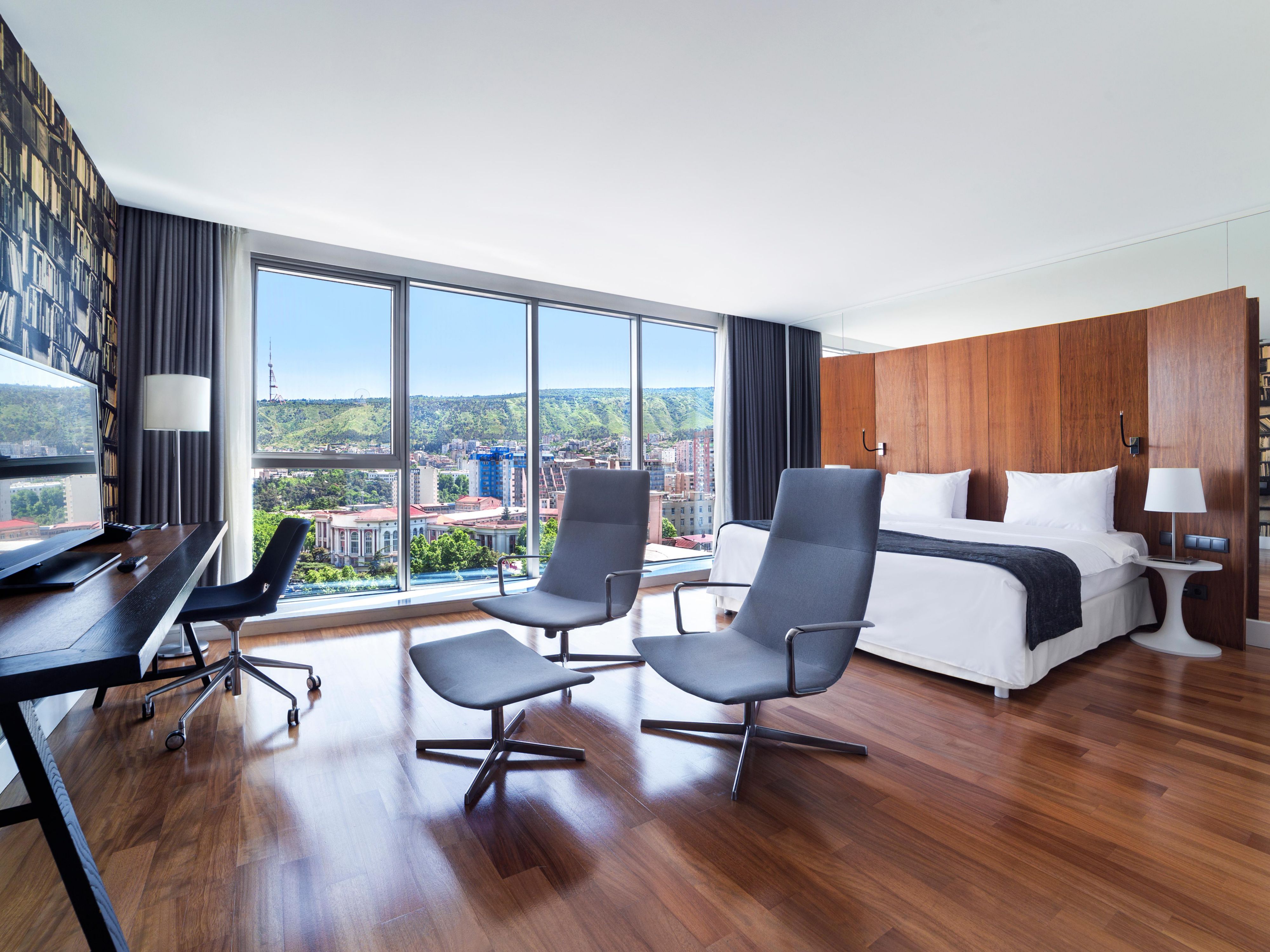 1 King Bed  Smoking/Non-Smoking
