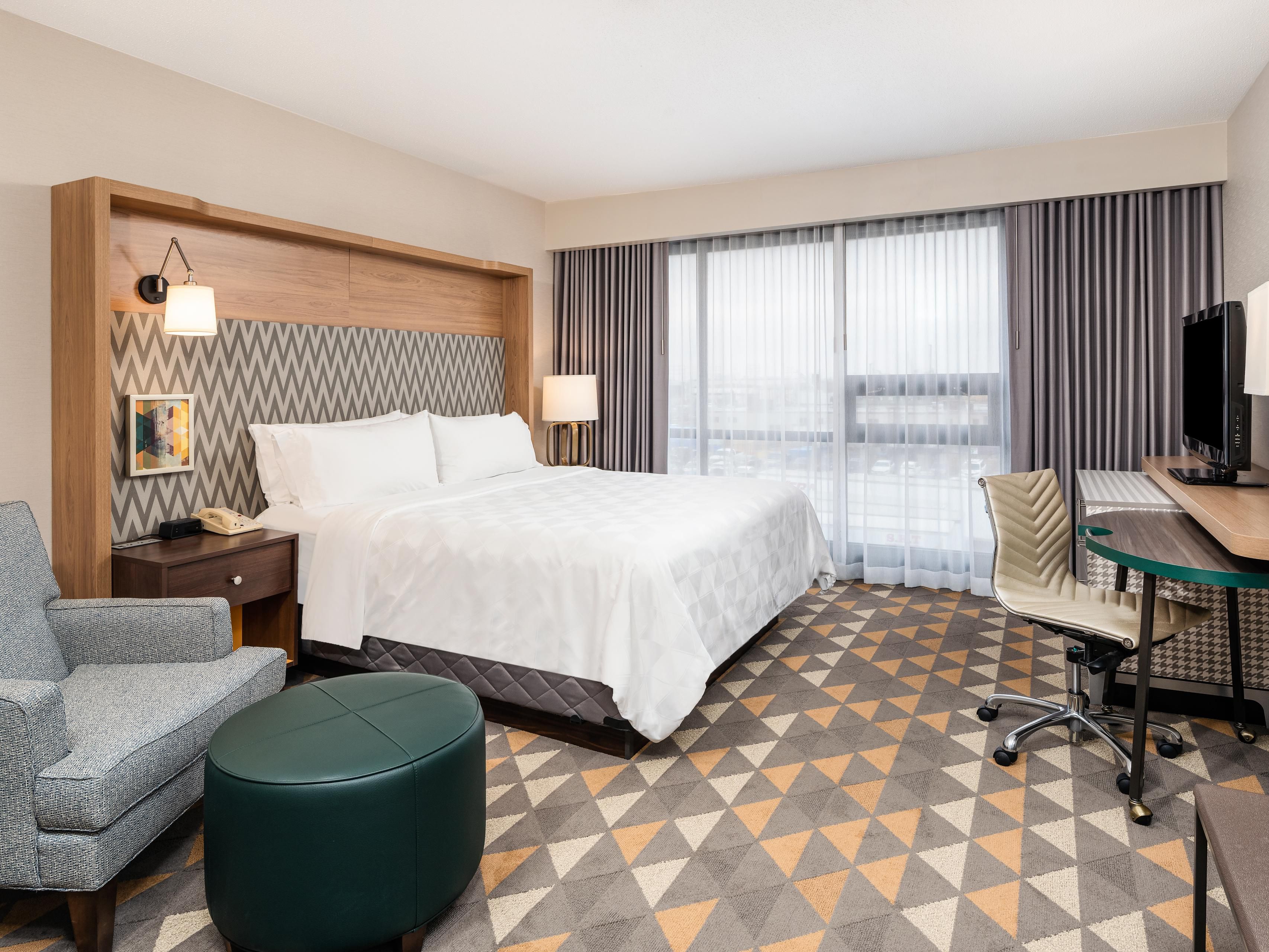 Take a tour of our spacious king size bedded rooms at the Holiday Inn Toronto Airport East. Large work desk area ensures you can get work done while away from the office.