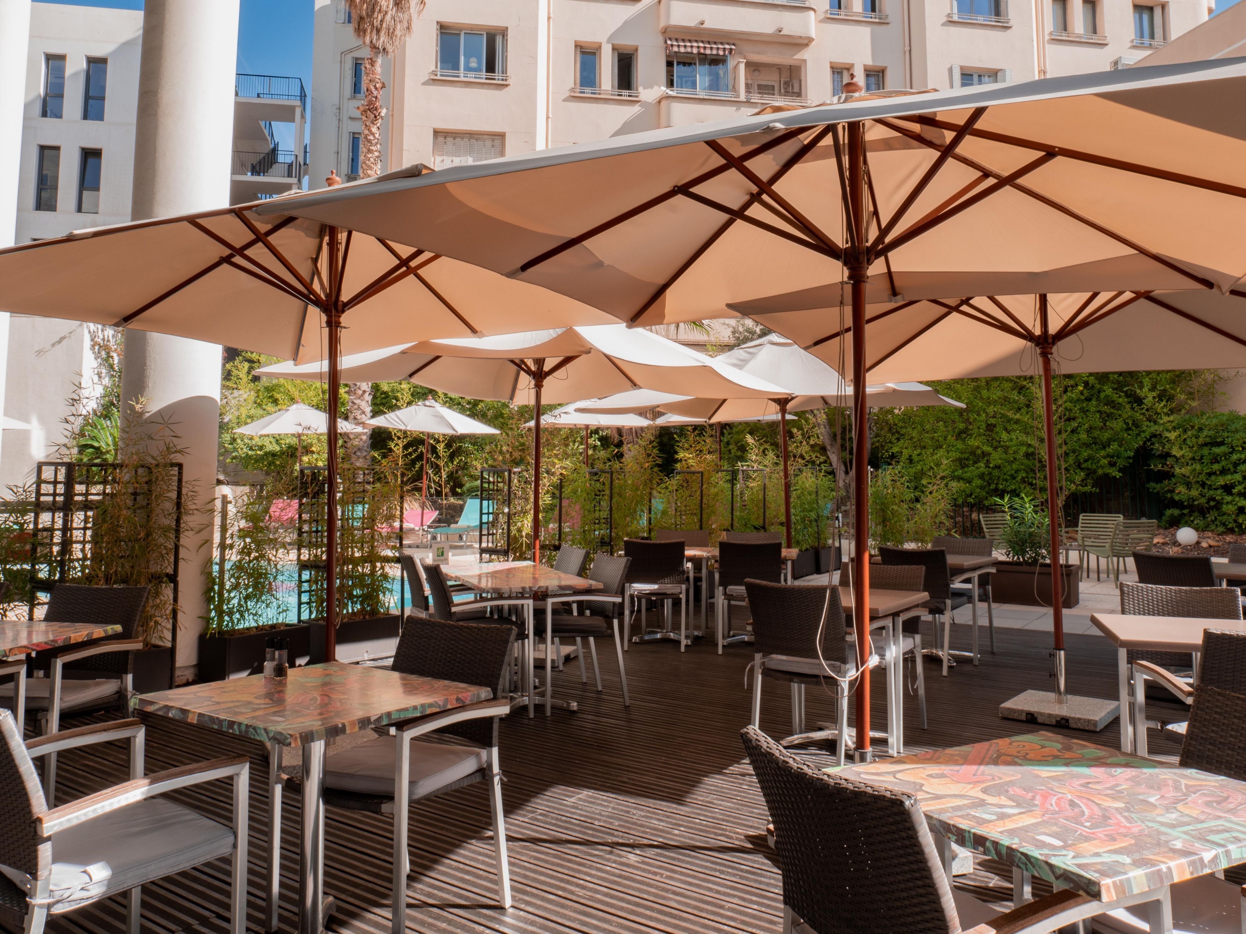 Découvrez une cuisine savoureuse aux accents méditerranéens, à déguster en salle climatisée ou en terrasse ombragée au bord de la piscine.  Suggestions tous les jours en fonction du marché.