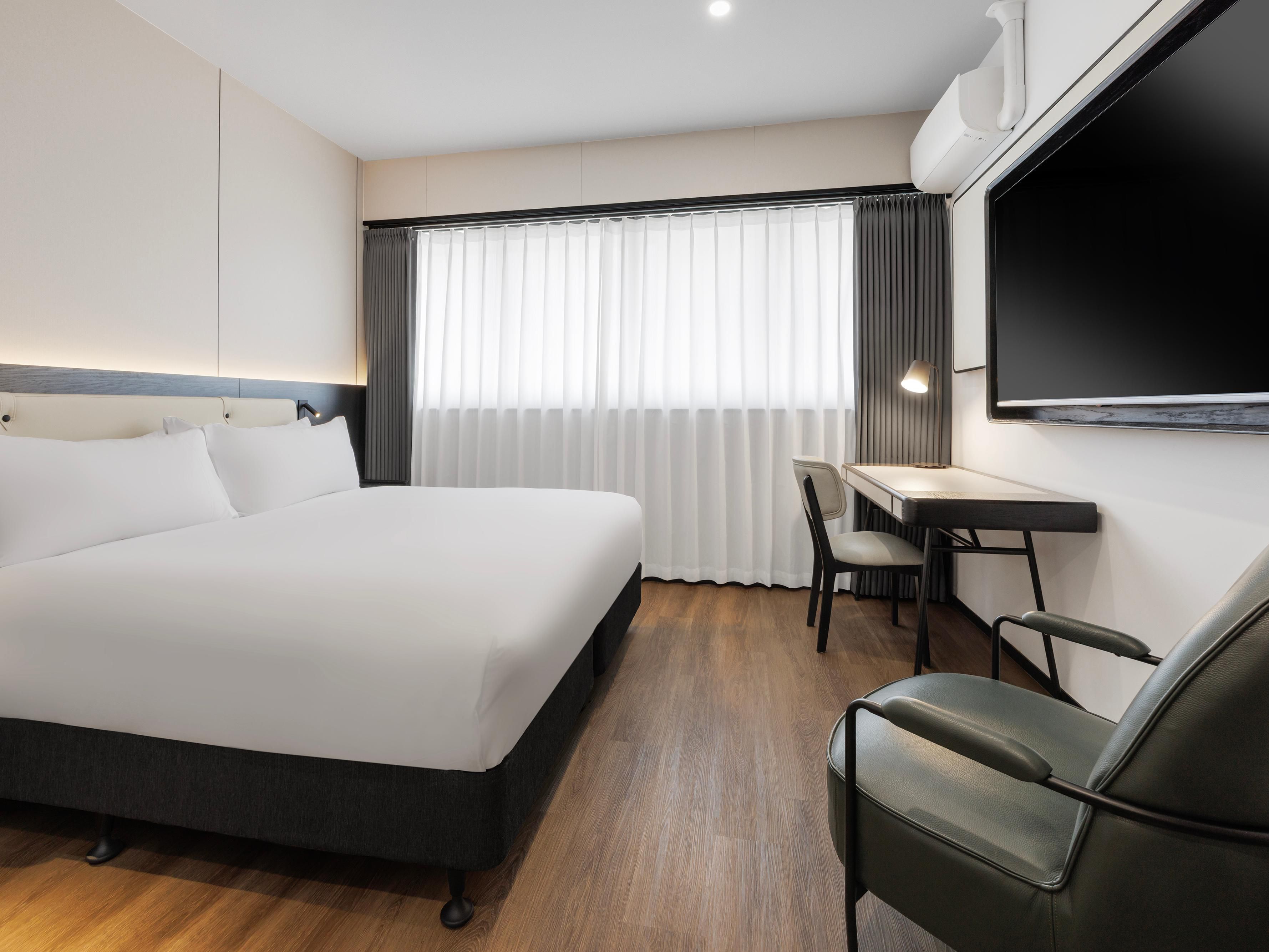 Geräumiges Zimmer mit Kingsize-Bett, das für Ruhe und Produktivität konzipiert ist